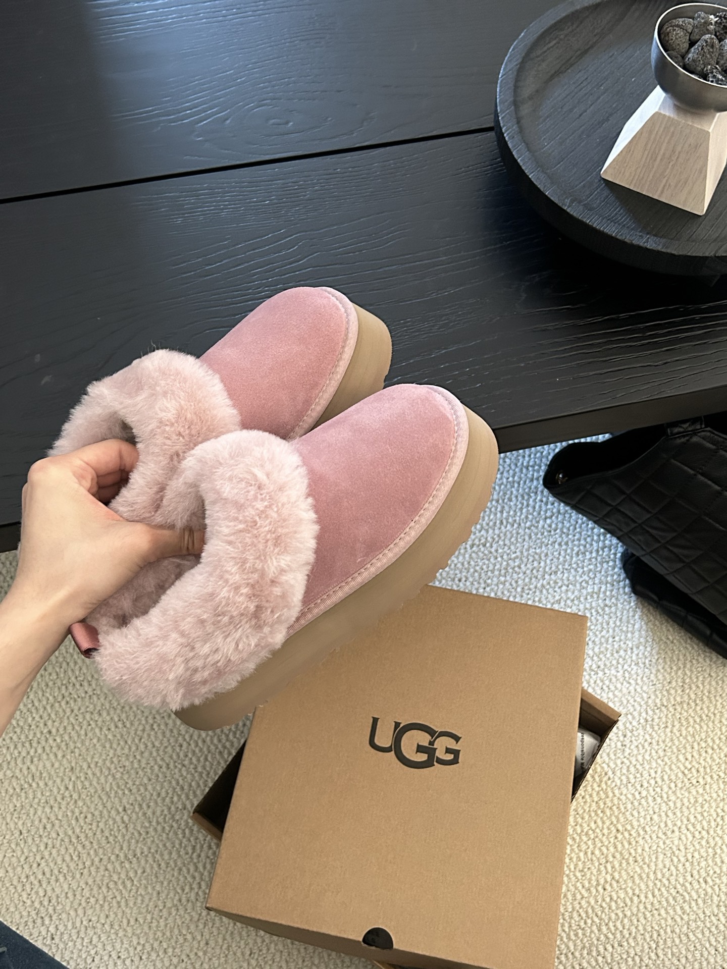 🔥UGG新款塔此勒小红书主推款，翻毛皮设计，羊皮毛大领口 慵懒风十足 4.5cm厚底增高 三色：栗色。菜