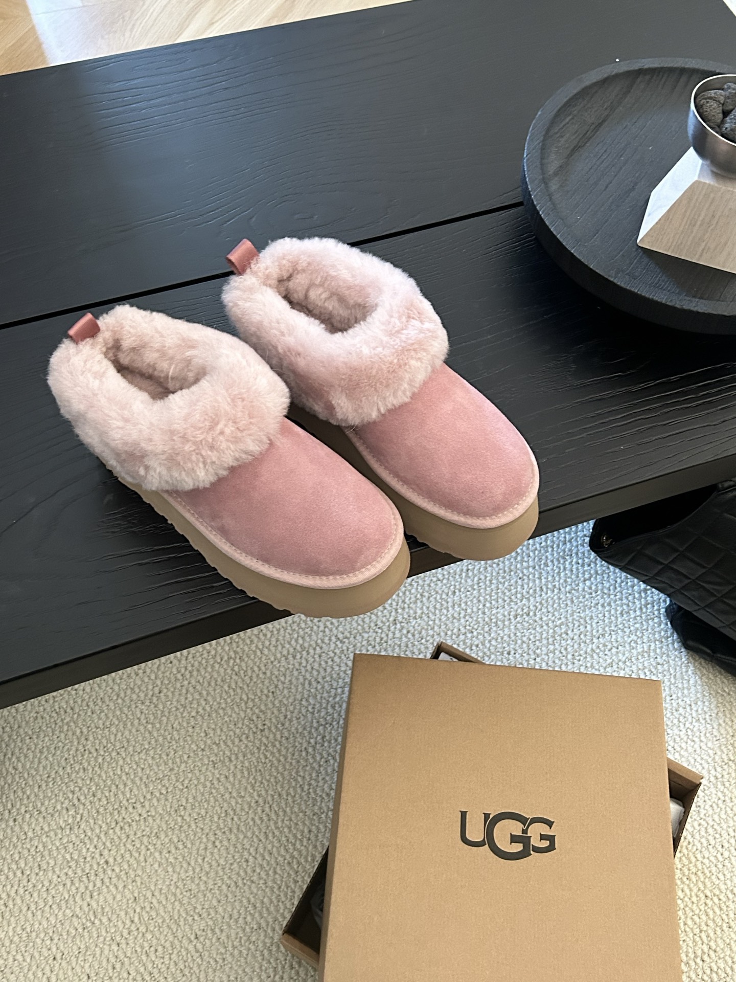 🔥UGG新款塔此勒小红书主推款，翻毛皮设计，羊皮毛大领口 慵懒风十足 4.5cm厚底增高 三色：栗色。菜