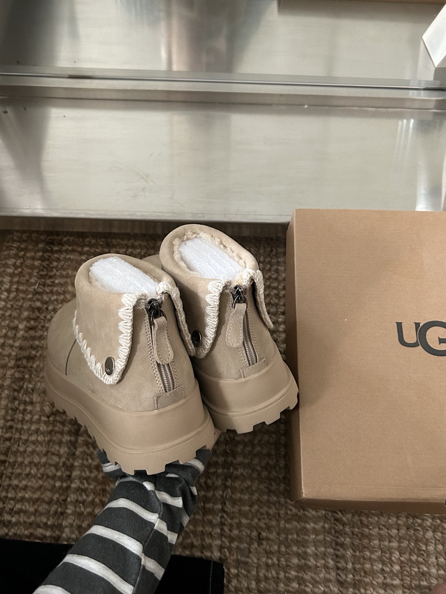🔥UGG被种草的一款复古小香风马丁靴，增高5-6cm小个子福音来喽，超好搭配小花边毛线设计，牛皮羊毛！三