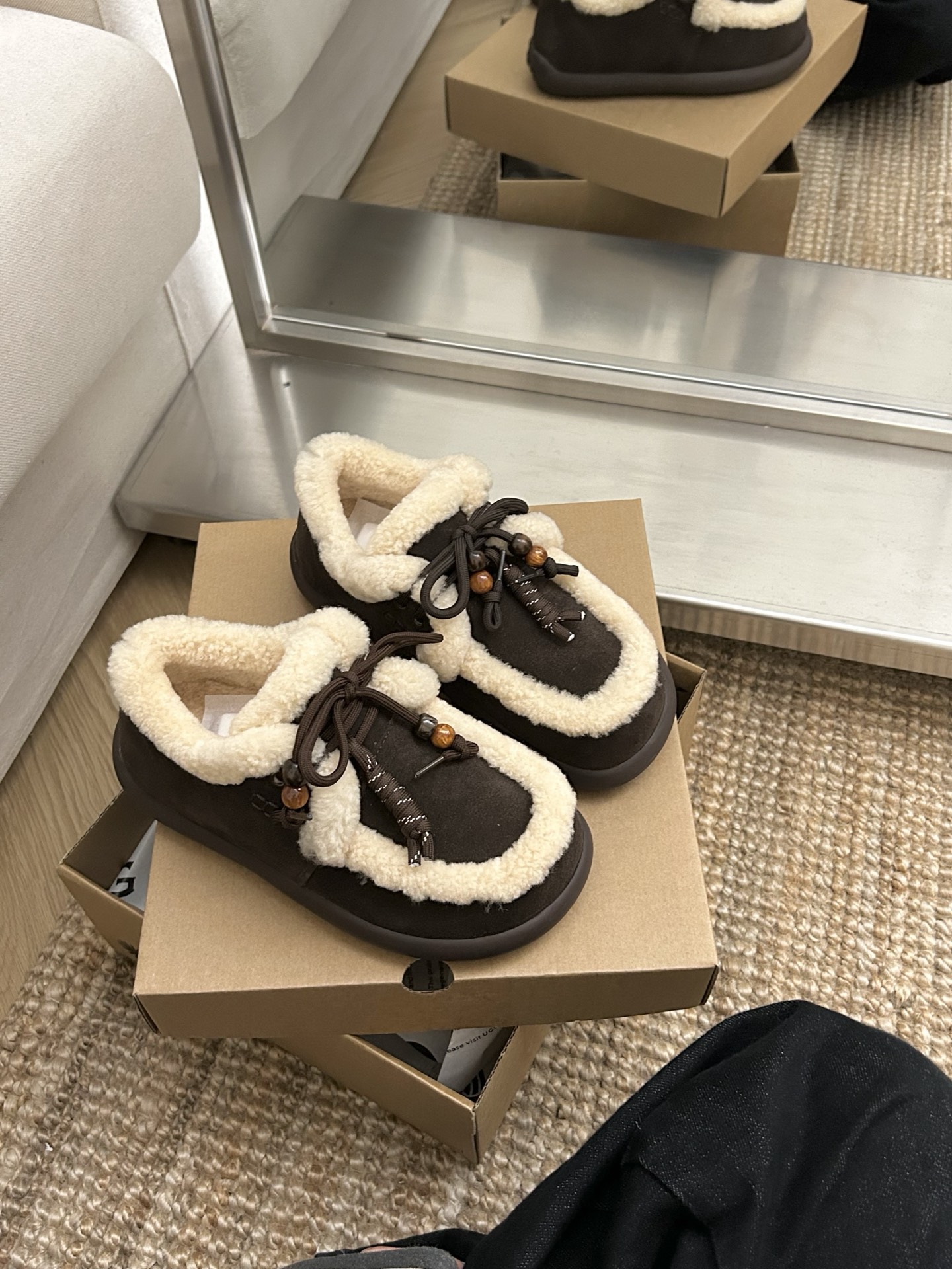 🔥UGG栗子酱豆豆鞋，秋冬必备保暖鞋款！牛绒鞋面+澳洲羊毛内里，防风锁温，零下天气也能温暖包裹双脚。鞋口