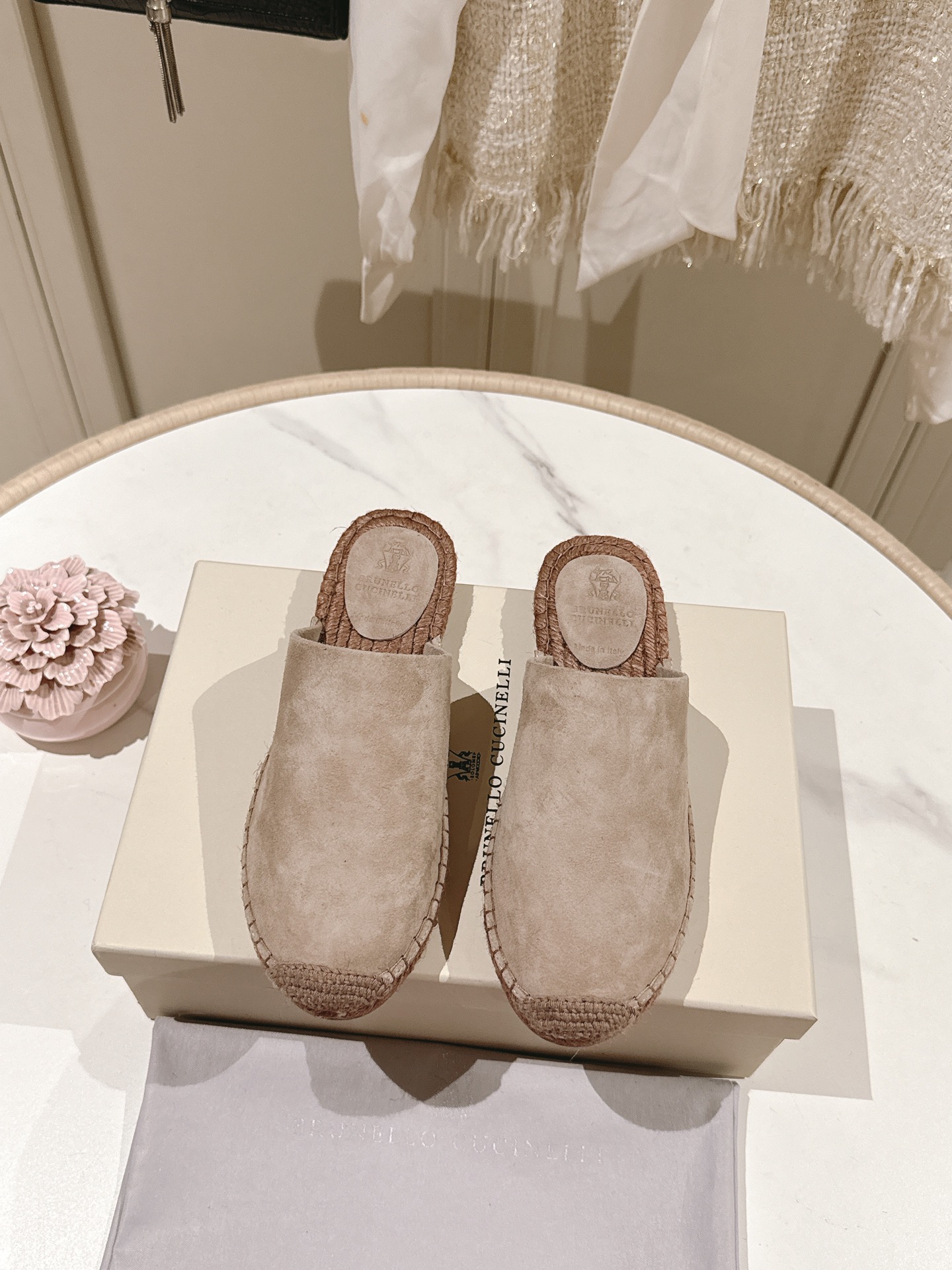 NO:227509,brunello cucinelli fisherman shoes BC classic fisherman shoes, worked hard to treat, can finally be presented to you perfectly. The production process is quite troublesome, one is hand sewing, which requires point-to-point seam, which is particularly slow. There is also the medium leather, which is air compressed, and the back four layers are bonded, air compressed and then cut again. The original fabric is one-size-fitting high mercerized beef reverse velvet fabric/imported cowhide, outsole rubber abrasives. Size 35-42 (40 41 42 custom made, no return or exchange), fisherman shoes, brunello cucinelli, espadrilles, cowhide19860909brunello cucinelli渔夫鞋 BC经典渔夫鞋,励精图治,终于可以完美呈现给各位. 制作工艺相当麻烦,一个就是手工缝制,需要点对点缝,特别慢.还有就是中皮,这个中皮是空压 后四层贴合再空压然后二次冲裁. 面料原版一比一定制高丝光牛反绒面料/进口牛皮 大底橡胶磨具大底. 码数35-42(40 41 42 订做不退换）,渔夫鞋,brunello cucinelli,espadrilles,cowhide,Women's Shoes