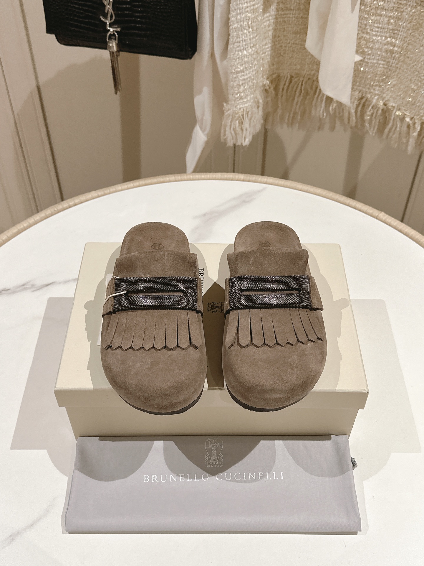 NO:256997,[Determine high-end quality] New BC Baotou Tassel Birken shoes in the spring. Different Birkens are fashionable and stylish, and they look good when worn with jeans! The upper is very representative of the brand's monili bead chain. Upper: high mercerized beef reverse velvet. Floor: same fabric. High mercerized beef reverse velvet. Sole thickness: 2CM Size 35-42 (40 41 42 custom-made without return), half-drag19860909［认准高端品质］开春新款BC包头流苏勃肯鞋 不一样的勃肯时髦有型 ,仔裤穿也好看! 鞋面饰非常具有品牌代表性的monili珠链, 鞋面:高丝光牛反绒 垫脚:同面料 高丝光牛反绒 底厚:2CM 码数35-42（40 41 42定制不退换）,半拖,Women's Shoes