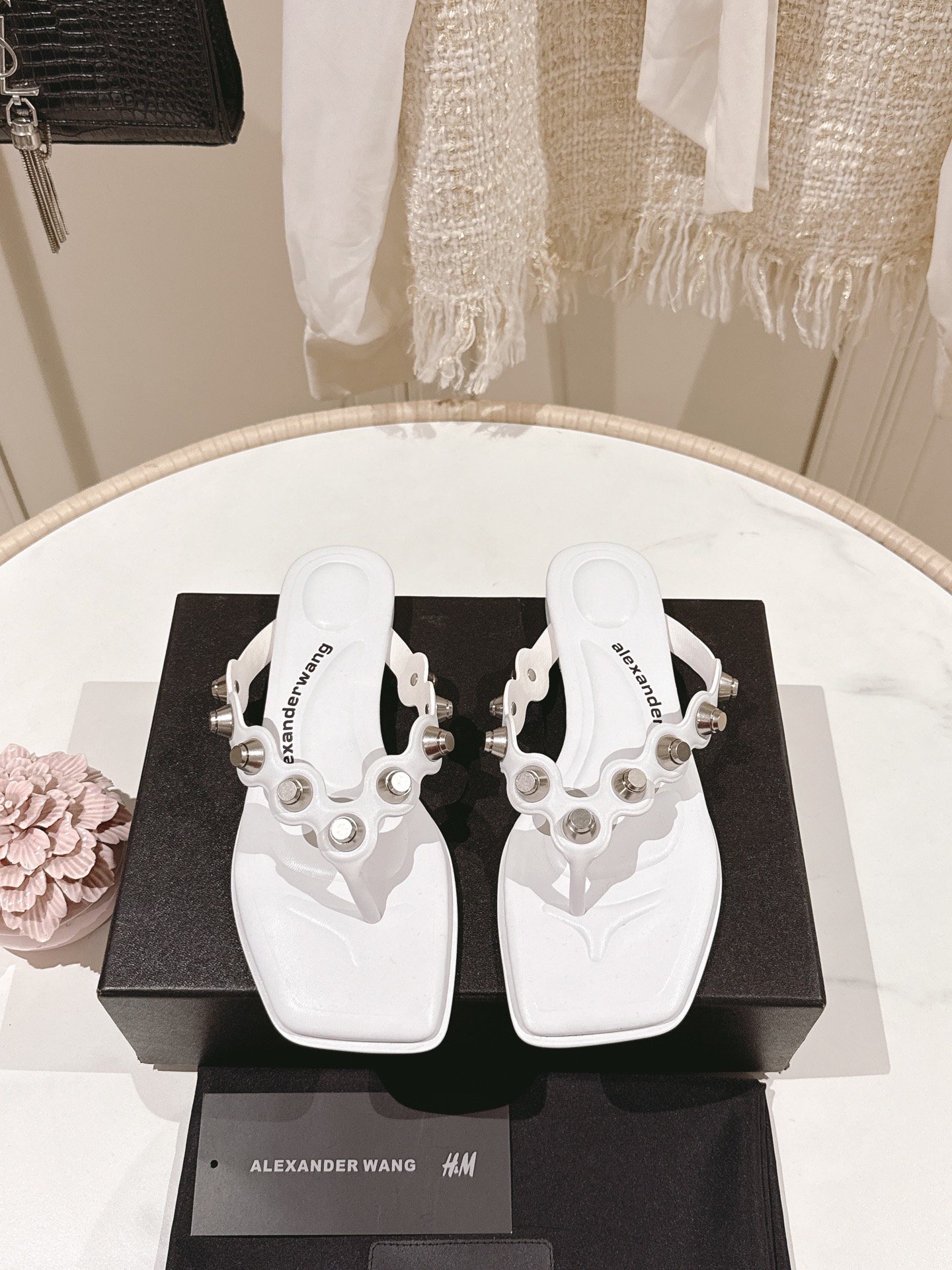 NO:256989,WYSIWYG Purchase Quality G013Alexander wang 2025 Flat-sole sandals and slippers The upper is imported sheepskin original process concave and concave three-dimensional imported sheepskin footbed, original insole logo, original Italian imported perm dyed original sole upper original sheepskin Size35-39 (40.41.42 customization without return or replacement), split-toe shoes, alexander wang, sandals, slippers, sheepskin19860909所见即所得代购品质G013Alexander wang亚力山大王 2025平底夹脚凉鞋拖鞋 鞋面为进口羊皮原厂工艺凹凸立体进口羊皮垫脚, 原厂鞋垫logo标,原版意大利进口透染原版大底 鞋面原版羊皮 Size35-39（40.41．42定制不退不换）,分趾鞋,alexander wang,sandals,slippers,sheepskin,Women's Shoes