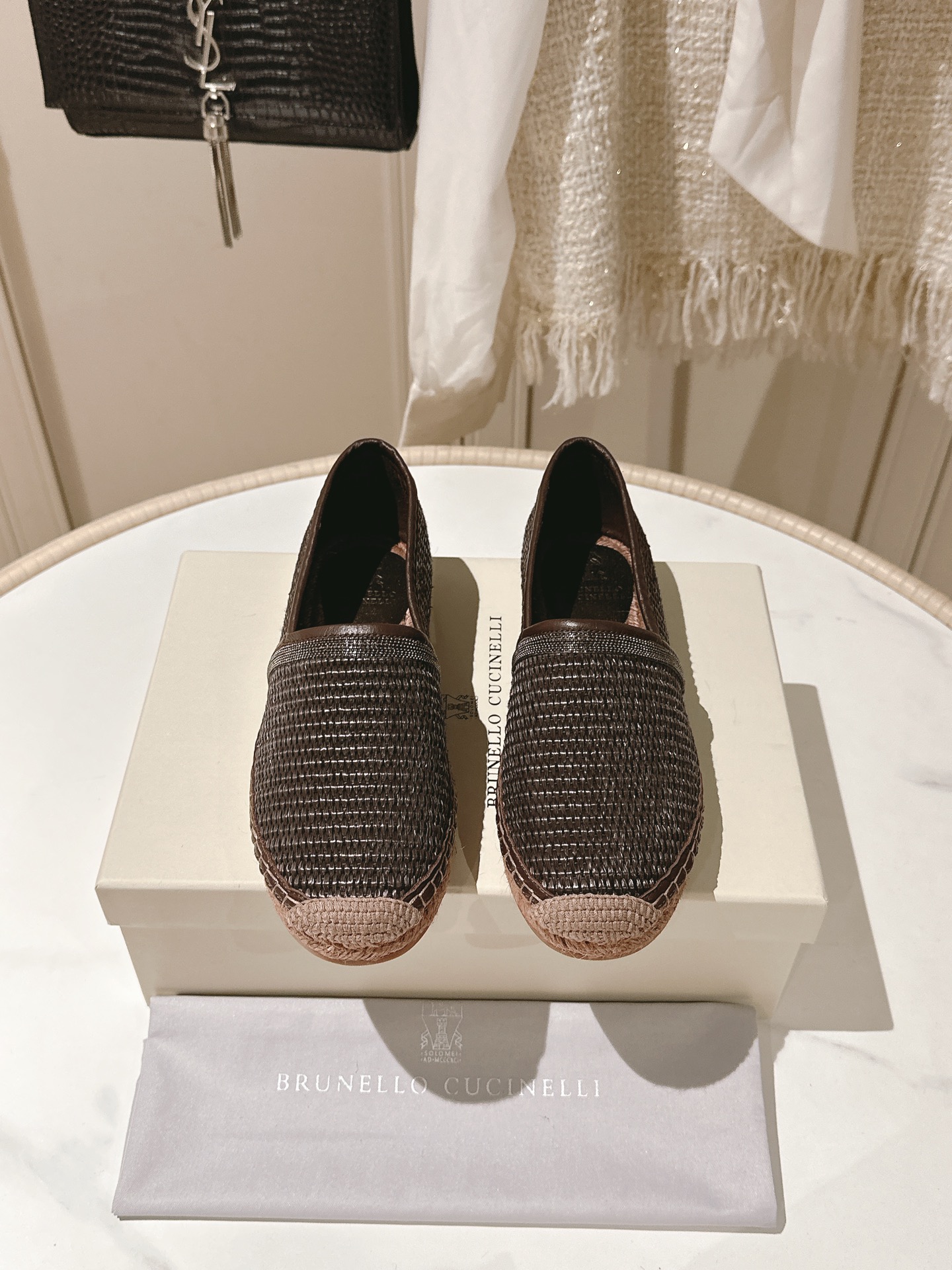 NO:240070,Single shoes (very running volume) brunello cucinelli fisherman shoes BC classic fisherman shoes, worked hard to treat, and finally can be presented perfectly to you. The production process is quite troublesome, one is hand sewing, which requires point-to-point seam, which is particularly slow. There is also the medium leather, which is air compressed, and the back four layers are bonded, air compressed and then cut again. The original fabric is one-size-fitting, laffin fabric/imported sheepskin, outsole rubber abrasives, outsole. Size 35-42 (40 41 42, customized, non-return and exchange), single shoes, brunello cucinelli, espadrilles, sheepskin19860909单鞋 (非常跑量)brunello cucinelli渔夫鞋 BC经典渔夫鞋,励精图治,终于可以完美呈现给各位. 制作工艺相当麻烦,一个就是手工缝制,需要点对点缝,特别慢.还有就是中皮,这个中皮是空压 后四层贴合再空压然后二次冲裁. 面料原版一比一定制拉菲草面料/进口羊皮,大底橡胶磨具大底. 码数35-42(40 41 42 订做不退换）,单鞋,brunello cucinelli,espadrilles,sheepskin,Women's Shoes