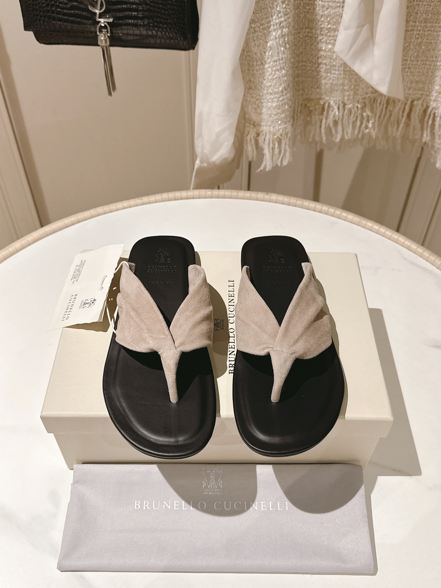NO:240056,[The highest quality in the market] [BRUNELLO CUCINELLI] BC flat-sole clip slippers. Material imported Niujing/sheepskin, bag midsole imported sheepskin. Size 35-42 (customized, 40, 41, 42, custom-made, no return or exchange) (full of materials, sheepskin bag midsole, non-market ordinary fabric bag midsole), split-toe shoes, brunello cucinelli, slippers, sheepskin19860909［市场最高品质］【BRUNELLO CUCINELLI】BC平底夹脚拖鞋.材质进口牛京/羊皮,包中底进口羊皮.码数35-42（40、41、42定制不退换）（用料十足,羊皮包中底,非市场普通布料包中底）,分趾鞋,brunello cucinelli,slippers,sheepskin,Women's Shoes