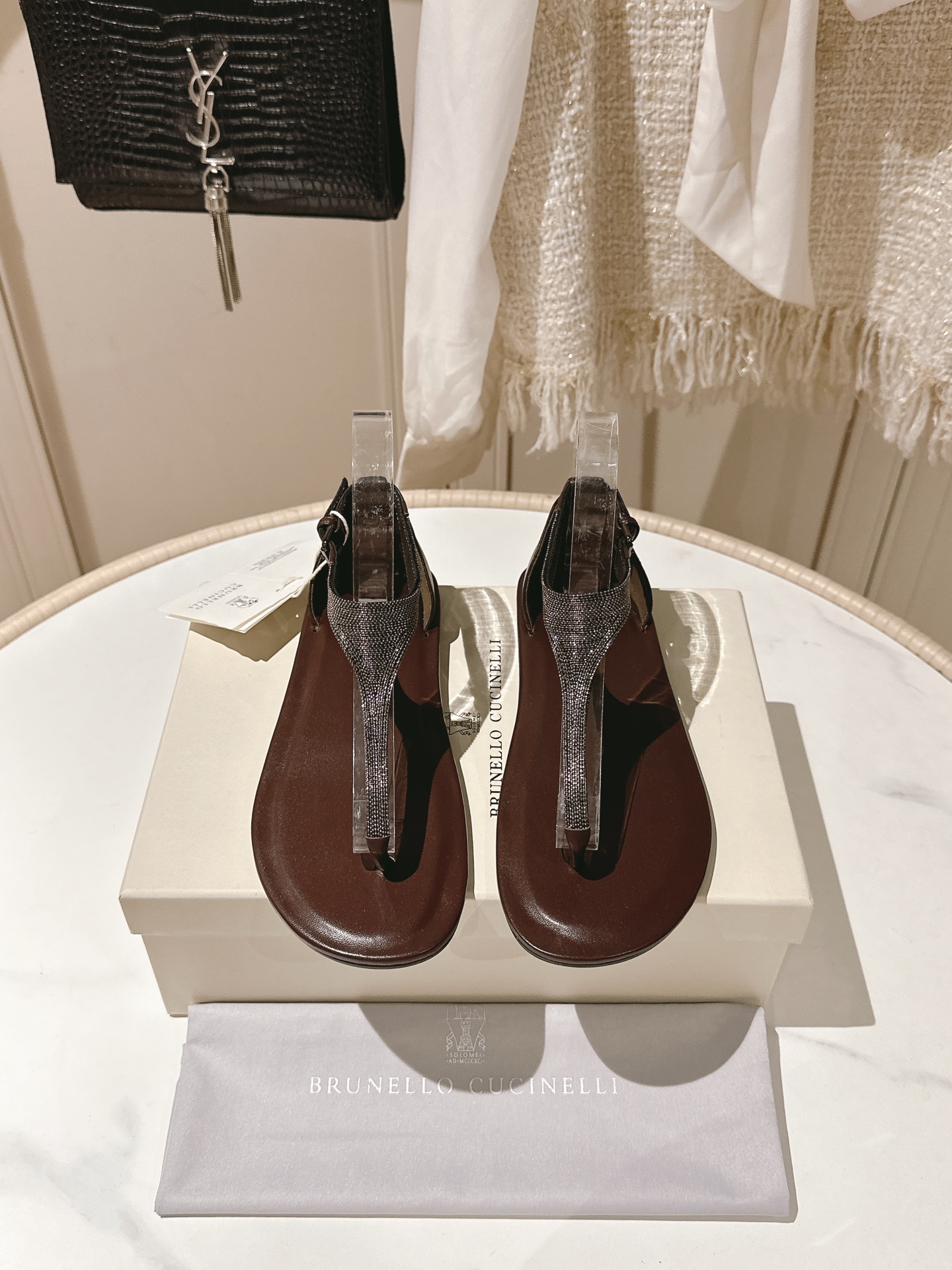 NO:240055,[The highest quality in the market] [BRUNELLO CUCINELLI] BC flat-sole sandals made of imported niujing/sheepskin, bag midsole imported sheepskin. Size 35-42 (customized, 40, 41, 42, custom-made, no return or exchange) (full of materials, sheepskin bag midsole, non-market ordinary fabric bag midsole), split-toe shoes, brunello cucinelli, sandals, sheepskin19860909［市场最高品质］【BRUNELLO CUCINELLI】BC平底夹脚凉鞋材质进口牛京/羊皮,包中底进口羊皮.码数35-42（40、41、42定制不退换）（用料十足,羊皮包中底,非市场普通布料包中底）,分趾鞋,brunello cucinelli,sandals,sheepskin,Women's Shoes