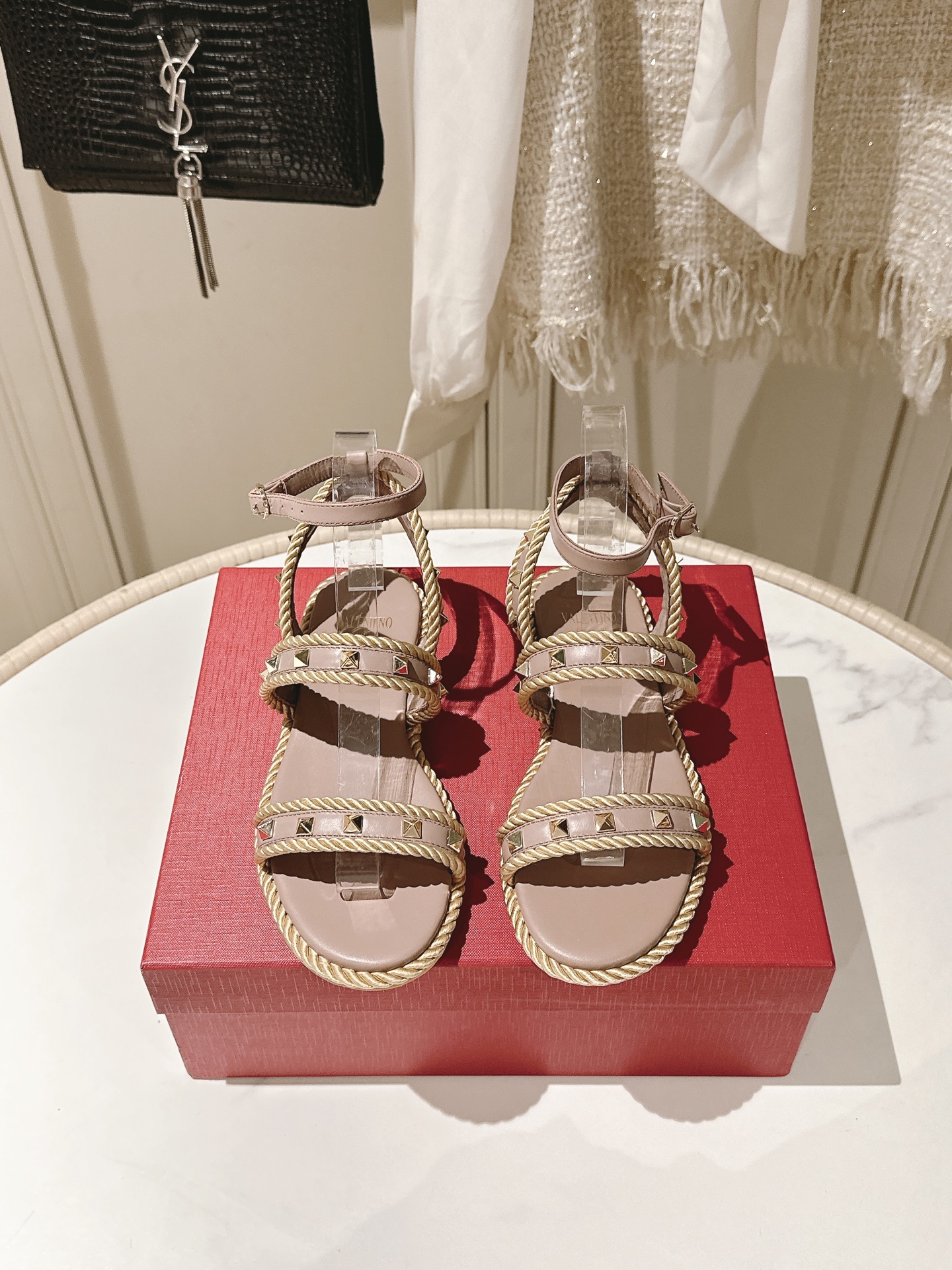 NO:243304,VALENTINO Valentino popular series [sponge cake thick-soled nail-buckle beach sandals] New style casual and fashionable slippers in the counter are molded, one to one, fashionable and casual, fashionable upper Valentino special golden pointed spikes are very beautiful and beautiful... Fabric: Customized original cowhide Inner: Customized original sheepskin Water table: Sheep pattern microfiber Packaging: Original full set of packaging Size: 35-39 (40, 41 custom made no return or exchange), slippers sandals, valentino, valentino, sandals, slippers, cowhide, sheepskin19860909VALENTINO华伦天奴爆款系列【松糕厚底钉扣沙滩凉拖鞋】 专柜新款休闲时尚拖鞋原版开模,一比一复刻,上脚时尚休闲,鞋面时尚华伦天奴专用金色尖钉非常漂亮好看…… 面料:定制原版牛皮 内里:定制原版羊皮 包水台:羊纹超纤 包装:原版全套包装 码数:35-39(40、41订做不退换）,拖鞋凉鞋,valentino,valentino,sandals,slippers,cowhide,sheepskin,Women's Shoes