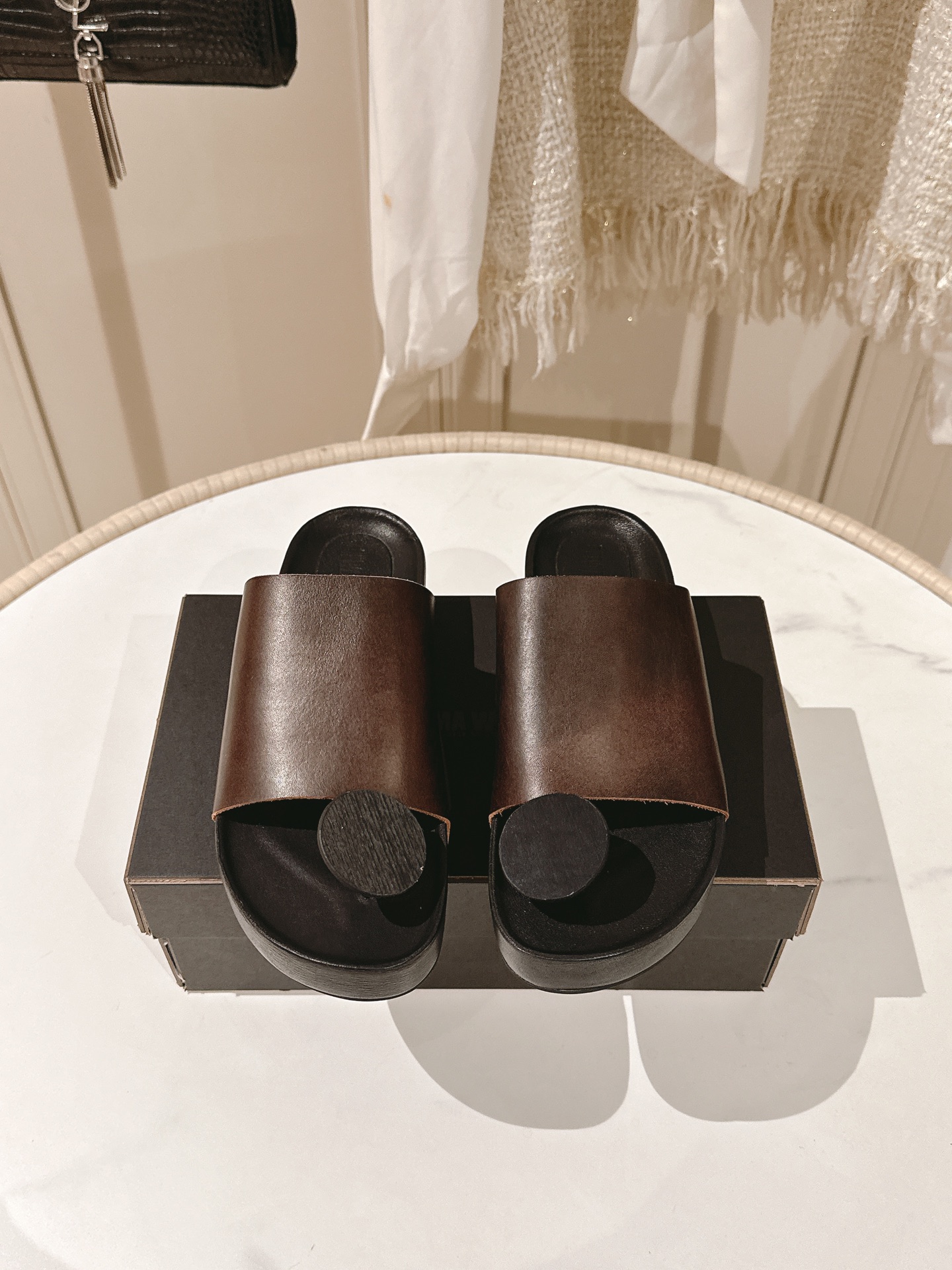 NO:265728,[The highest quality in the market] Uma Wang Dark Ballet Shoes Thick-soled Slippers, Handmade Shoes Needle’s taste The upper is hand-painted with vegetable-tanned leather embryos, and the roller is washed and used to make it old. Uma Wang’s ballet shoes change according to the changes in the shape of the person’s feet and reach 100% comfort!  So don't worry about grinding your feet or anything!  Ballet shoes for a lifetime!  The longer it looks better!  The leather material at the foot of the toe clip is tree bark!  Size 35-40, 40 customized, no return or replacement, water table thickness 3.5CM, slippers, slippers19860909[市场最高品质] 强推Uma Wang 暗黑系芭蕾舞鞋厚底拖鞋 ,手工鞋要的就是味道 鞋面采用植鞣皮胚手工擦色,滚筒水洗做旧 Uma wang的芭蕾鞋是根据人的脚型变化而变化 达到百分百舒适！所以完全不担心磨脚或者什么的！一辈子的芭蕾鞋！越久越好看！ 鞋头夹脚处皮料为树皮！ 尺码35-40,40定制不退不换 水台厚度3.5CM、,拖鞋,slippers,Women's Shoes