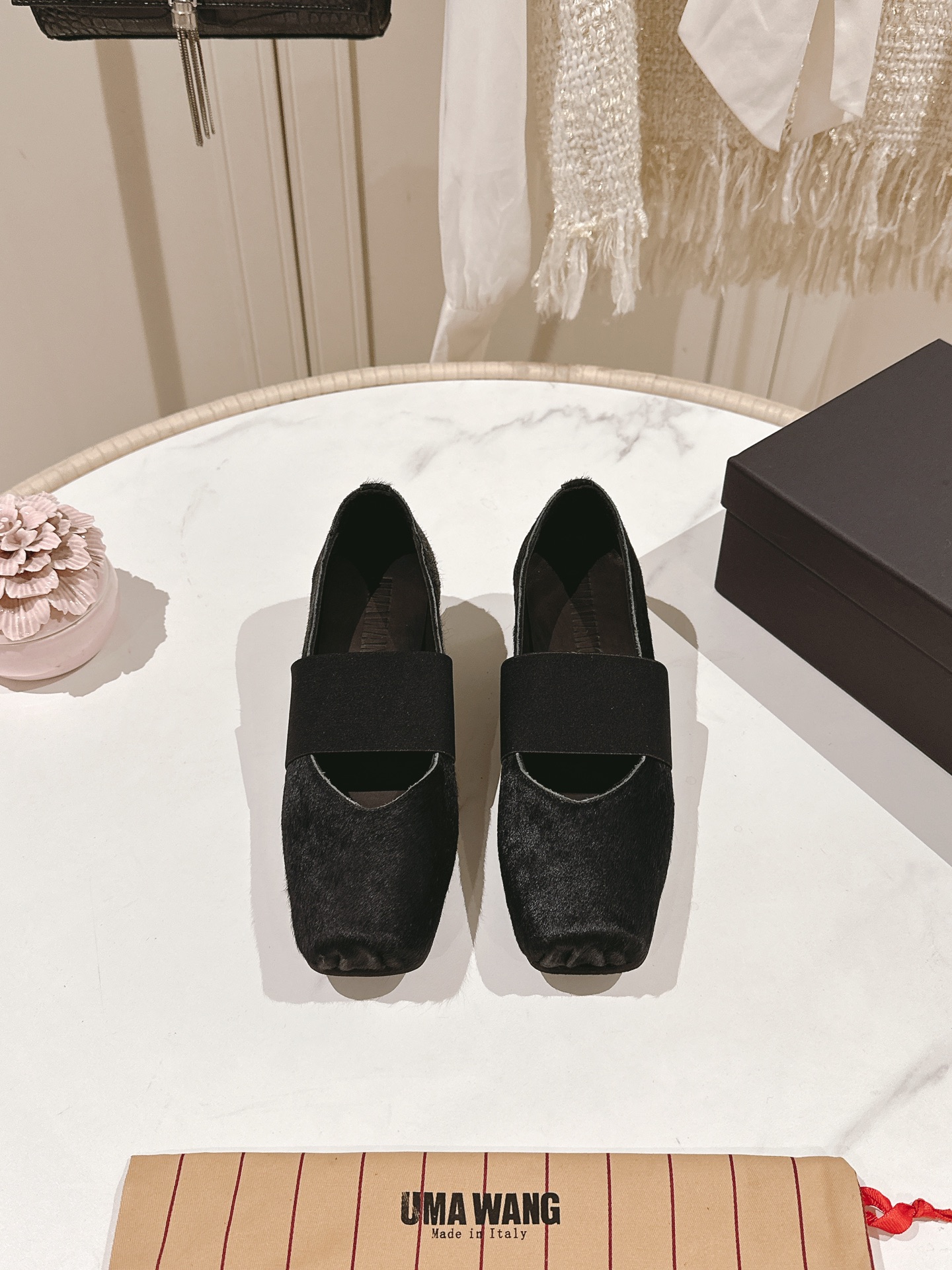 NO:265726,UMA WANG classic retro old ballet shoes, all the counters are out of stock, and the difficulty is rare compared to Guidi. They are super soft and comfortable on the feet, and they are particularly age-reducing. They have a strong sense of ballet art and are full of fairy spirit. Uma Wang Dark ballet shoes, handmade shoes require the taste. The upper is made of horsehair material, and the old leather sole is washed with drums (treaded with the sole edge). The toe is 8-shaped pleats, and the sole is hand-sewn in one piece. Uma wang's ballet shoes change according to the changes in the foot shape of a person, reaching 100% comfort!  So don't worry about grinding your feet or anything!  Ballet shoes for a lifetime!  The longer it looks better!  Heel height 2.5cm/4.5 Size 35-40, 40 Customized, Ballet Shoes19860909UMA WANG经典款复古做旧芭蕾舞鞋,专柜一上全部断货,难买程度堪比guidi稀有,超级软上脚超级舒服,还特别减龄,浓浓的芭蕾舞艺术气息,仙气十足 强推Uma Wang 暗黑系芭蕾舞鞋,手工鞋要的就是味道 鞋面采用马毛材质 滚筒水洗做旧真皮鞋底（底边毛边处理).鞋头八字形褶皱,工艺问题鞋底马克线手工一体缝制. Uma wang的芭蕾鞋是根据人的脚型变化而变化 达到百分百舒适！所以完全不担心磨脚或者什么的！一辈子的芭蕾鞋！越久越好看！ 跟高2.5cm/4.5 尺码35-40,40定制不退不换,芭蕾舞鞋,Women's Shoes