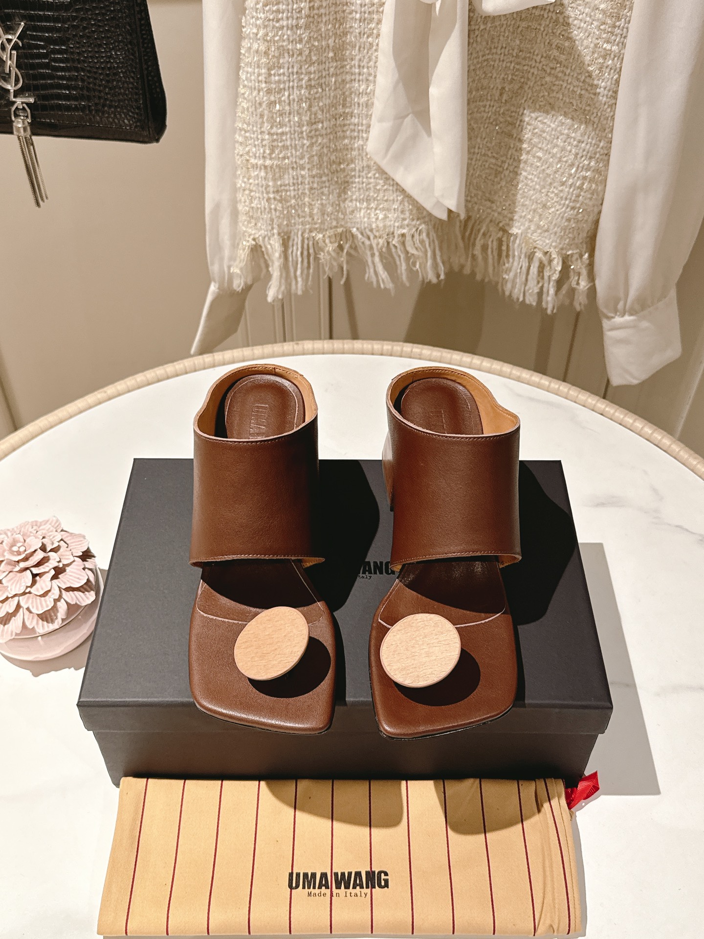 NO:387783,UMA WANG classic retro old ballet shoes semi-travels. The counter is out of stock. The difficulty is rare compared to Guidi. It is super soft and comfortable to wear. It is also particularly age-reducing. It has a strong sense of ballet art and is full of fairy spirit. Uma Wang Dark ballet shoes. What is handmade shoes need is the taste. The upper is made of vegetable-tanned leather embryo hand-painted, and the old leather sole is washed by drum (tough edges). The toe of the toe is 8-shaped pleats, and the sole of the sole Mark line is hand-sewn. Uma Wang's ballet shoes are 100% comfortable according to the changes in the foot shape of a person!  So don't worry about grinding your feet or anything!  Ballet shoes for a lifetime!  The longer it looks better!  High heel slippers with clipped feet size 35-40, 40 customized without return or exchange Heel height 6.5cm, split toe shoes, slippers19860909UMA WANG经典款复古做旧芭蕾舞鞋半拖 专柜一上全部断货,难买程度堪比guidi稀有,超级软上脚超级舒服,还特别减龄,浓浓的芭蕾舞艺术气息,仙气十足 强推Uma Wang 暗黑系芭蕾舞鞋,手工鞋要的就是味道 鞋面采用植鞣皮胚手工擦色,滚筒水洗做旧真皮鞋底（底边毛边处理).鞋头八字形褶皱,工艺问题鞋底马克线手工一体缝制. Uma wang的芭蕾鞋是根据人的脚型变化而变化 达到百分百舒适！所以完全不担心磨脚或者什么的！一辈子的芭蕾鞋！越久越好看！夹脚高跟拖鞋 尺码35-40,40定制不退不换 跟高6.5cm,分趾鞋,slippers,Women's Shoes