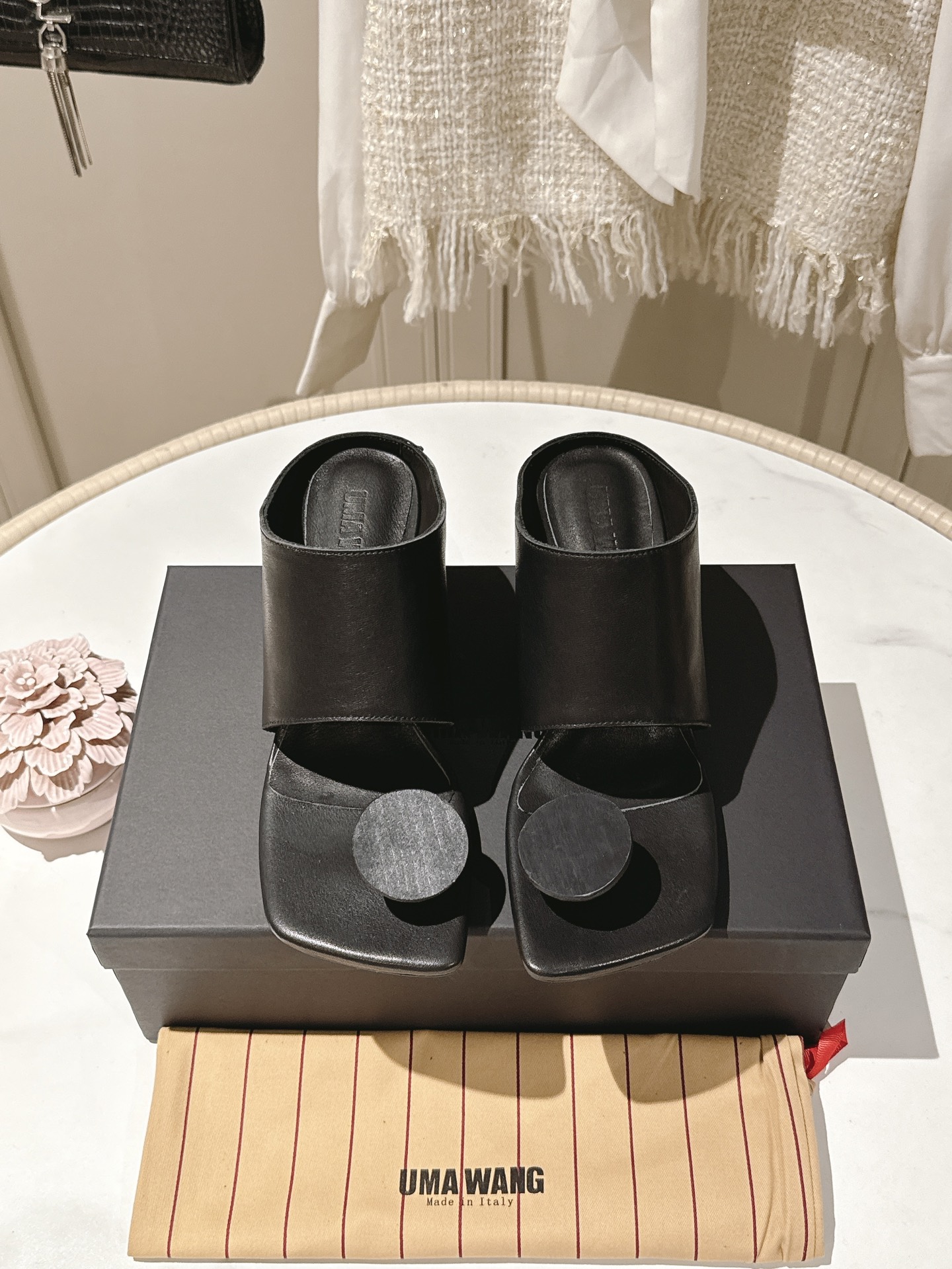 NO:387791,Egg heel UMA WANG classic retro old ballet shoes semi-travel. The counter is out of stock. It is rare to buy. It is super soft and comfortable to wear. It is also particularly age-reducing. It has a strong sense of ballet art and is full of fairy spirit. Uma Wang Dark ballet shoes. What is handmade shoes need is the taste. The upper is made of vegetable-tanned leather embryo hand-painted, and the old leather sole is washed by drum water (tough edge treatment). The toe of the toe is 8-shaped pleats, and the sole of the sole Mark line is hand-sewn. Uma Wang's ballet shoes are 100% comfortable according to the changes in the foot shape of a person!  So don't worry about grinding your feet or anything!  Ballet shoes for a lifetime!  The longer it looks better!  High heel slippers with clipped feet size 35-40, 40 customized without return or exchange Heel height 6.5cm, split toe shoes, slippers19860909鸡蛋跟 UMA WANG经典款复古做旧芭蕾舞鞋半拖 专柜一上全部断货,难买程度堪比guidi稀有,超级软上脚超级舒服,还特别减龄,浓浓的芭蕾舞艺术气息,仙气十足 强推Uma Wang 暗黑系芭蕾舞鞋,手工鞋要的就是味道 鞋面采用植鞣皮胚手工擦色,滚筒水洗做旧真皮鞋底（底边毛边处理).鞋头八字形褶皱,工艺问题鞋底马克线手工一体缝制. Uma wang的芭蕾鞋是根据人的脚型变化而变化 达到百分百舒适！所以完全不担心磨脚或者什么的！一辈子的芭蕾鞋！越久越好看！夹脚高跟拖鞋 尺码35-40,40定制不退不换 跟高6.5cm,分趾鞋,slippers,Women's Shoes