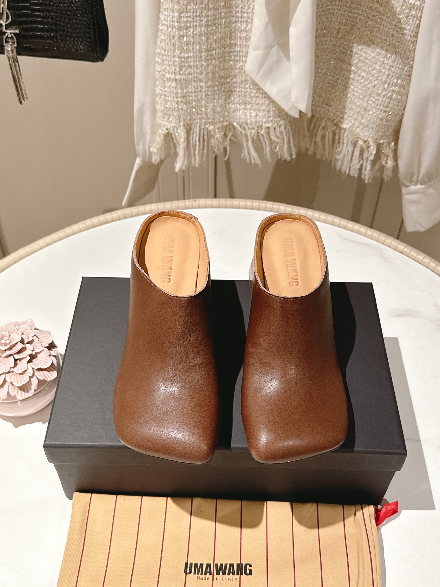 NO:387766,UMA WANG classic retro old ballet shoes semi-travels. The counter is out of stock. The difficulty is rare compared to Guidi. It is super soft and comfortable to wear. It is also particularly age-reducing. It has a strong sense of ballet art and is full of fairy spirit. Uma Wang Dark ballet shoes. What is handmade shoes need is the taste. The upper is made of vegetable-tanned leather embryo hand-painted, and the old leather sole is washed by drum (tough edges). The toe of the toe is 8-shaped pleats, and the sole of the sole Mark line is hand-sewn. Uma Wang's ballet shoes are 100% comfortable according to the changes in the foot shape of a person!  So don't worry about grinding your feet or anything!  Ballet shoes for a lifetime!  The longer it looks better!  High heel slippers with clipped feet size 35-40, 40 customized without return or exchange Heel height 6.5cm, semi-torque, slippers19860909UMA WANG经典款复古做旧芭蕾舞鞋半拖 专柜一上全部断货,难买程度堪比guidi稀有,超级软上脚超级舒服,还特别减龄,浓浓的芭蕾舞艺术气息,仙气十足 强推Uma Wang 暗黑系芭蕾舞鞋,手工鞋要的就是味道 鞋面采用植鞣皮胚手工擦色,滚筒水洗做旧真皮鞋底（底边毛边处理).鞋头八字形褶皱,工艺问题鞋底马克线手工一体缝制. Uma wang的芭蕾鞋是根据人的脚型变化而变化 达到百分百舒适！所以完全不担心磨脚或者什么的！一辈子的芭蕾鞋！越久越好看！夹脚高跟拖鞋 尺码35-40,40定制不退不换 跟高6.5cm,半拖,slippers,Women's Shoes