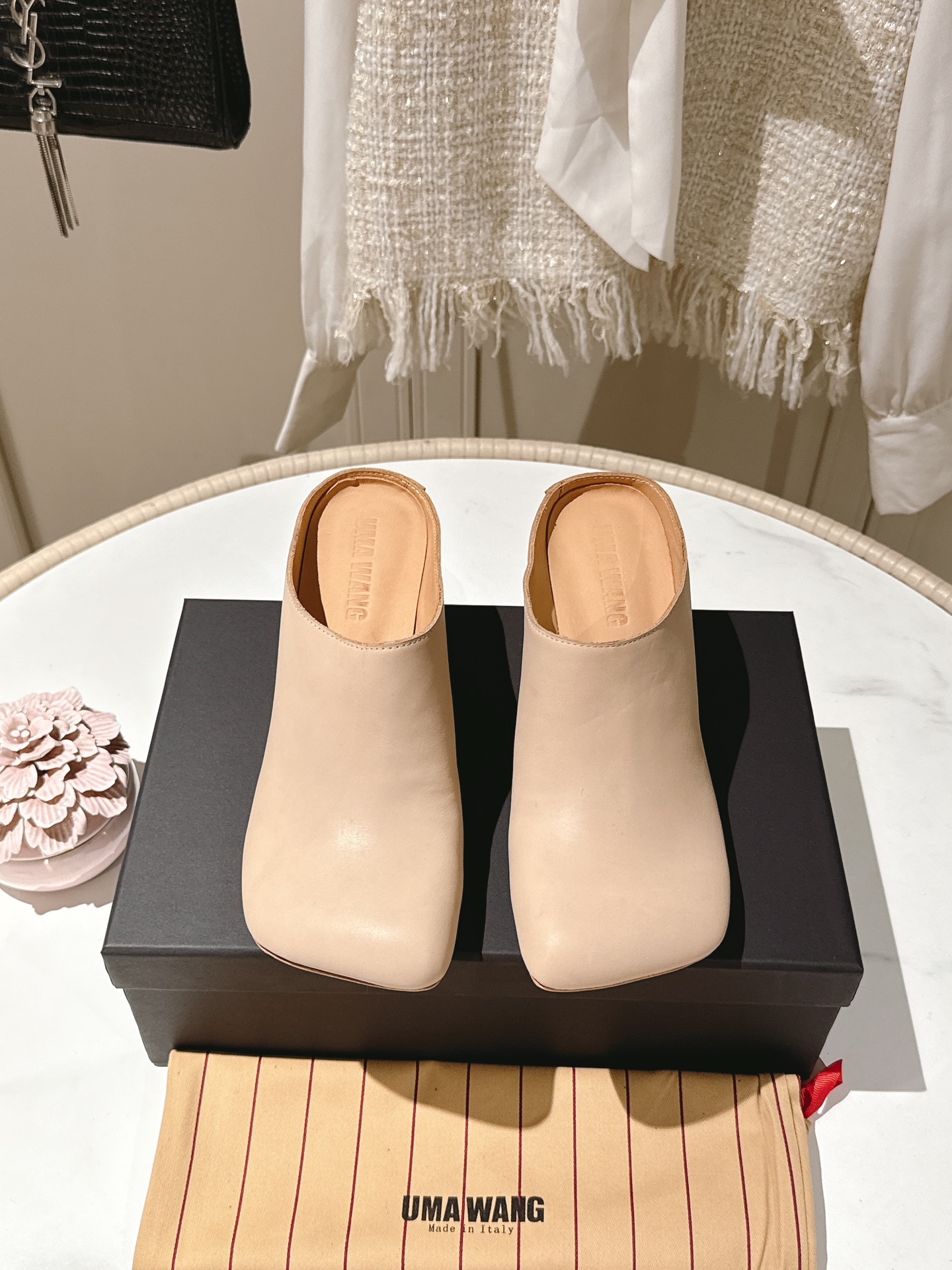 NO:387775,Egg heel UMA WANG classic retro old ballet shoes semi-travel. The counter is out of stock. It is rare to buy. It is super soft and comfortable to wear. It is also particularly age-reducing. It has a strong sense of ballet art and is full of fairy spirit. Uma Wang Dark ballet shoes. What is handmade shoes need is the taste. The upper is made of vegetable-tanned leather embryo hand-painted, and the old leather sole is washed by drum water (tough edge treatment). The toe of the toe is 8-shaped pleats, and the sole of the sole Mark line is hand-sewn. Uma Wang's ballet shoes are 100% comfortable according to the changes in the foot shape of a person!  So don't worry about grinding your feet or anything!  Ballet shoes for a lifetime!  The longer it looks better!  High heel slippers with clipped feet size 35-40, 40 customized without return or exchange Heel height 6.5cm, semi-torque, slippers19860909鸡蛋跟 UMA WANG经典款复古做旧芭蕾舞鞋半拖 专柜一上全部断货,难买程度堪比guidi稀有,超级软上脚超级舒服,还特别减龄,浓浓的芭蕾舞艺术气息,仙气十足 强推Uma Wang 暗黑系芭蕾舞鞋,手工鞋要的就是味道 鞋面采用植鞣皮胚手工擦色,滚筒水洗做旧真皮鞋底（底边毛边处理).鞋头八字形褶皱,工艺问题鞋底马克线手工一体缝制. Uma wang的芭蕾鞋是根据人的脚型变化而变化 达到百分百舒适！所以完全不担心磨脚或者什么的！一辈子的芭蕾鞋！越久越好看！夹脚高跟拖鞋 尺码35-40,40定制不退不换 跟高6.5cm,半拖,slippers,Women's Shoes