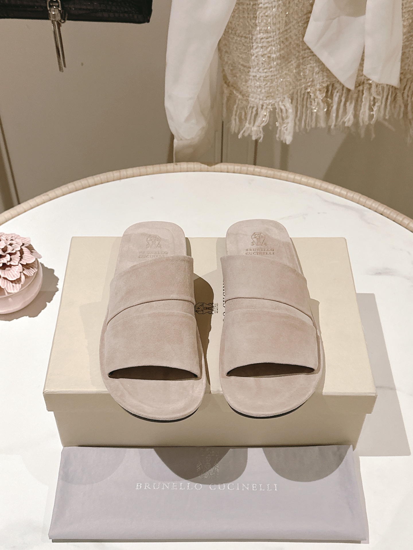 NO:416276,[The highest quality in the market] [BRUNELLO CUCINELLI] BC flat-soled slippers. Imported material Niujing pure hand-made tandem bead chain accessories. Genuine leather outsol size 35-42 (customized, 40, 41, 42, no return or exchange) (full of materials, same fabric Niujing bag midsole, non-market ordinary fabric bag midsole), slippers, brunello cucinelli, slippers, Leather soles19860909［市场最高品质］【BRUNELLO CUCINELLI】BC平底拖鞋.材质进口牛京 纯手工串联珠链配饰.真皮大底码数35-42（40、41、42定制不退换）（用料十足,同面料牛京包中底,非市场普通布料包中底）,拖鞋,brunello cucinelli,slippers,Leather soles,Women's Shoes