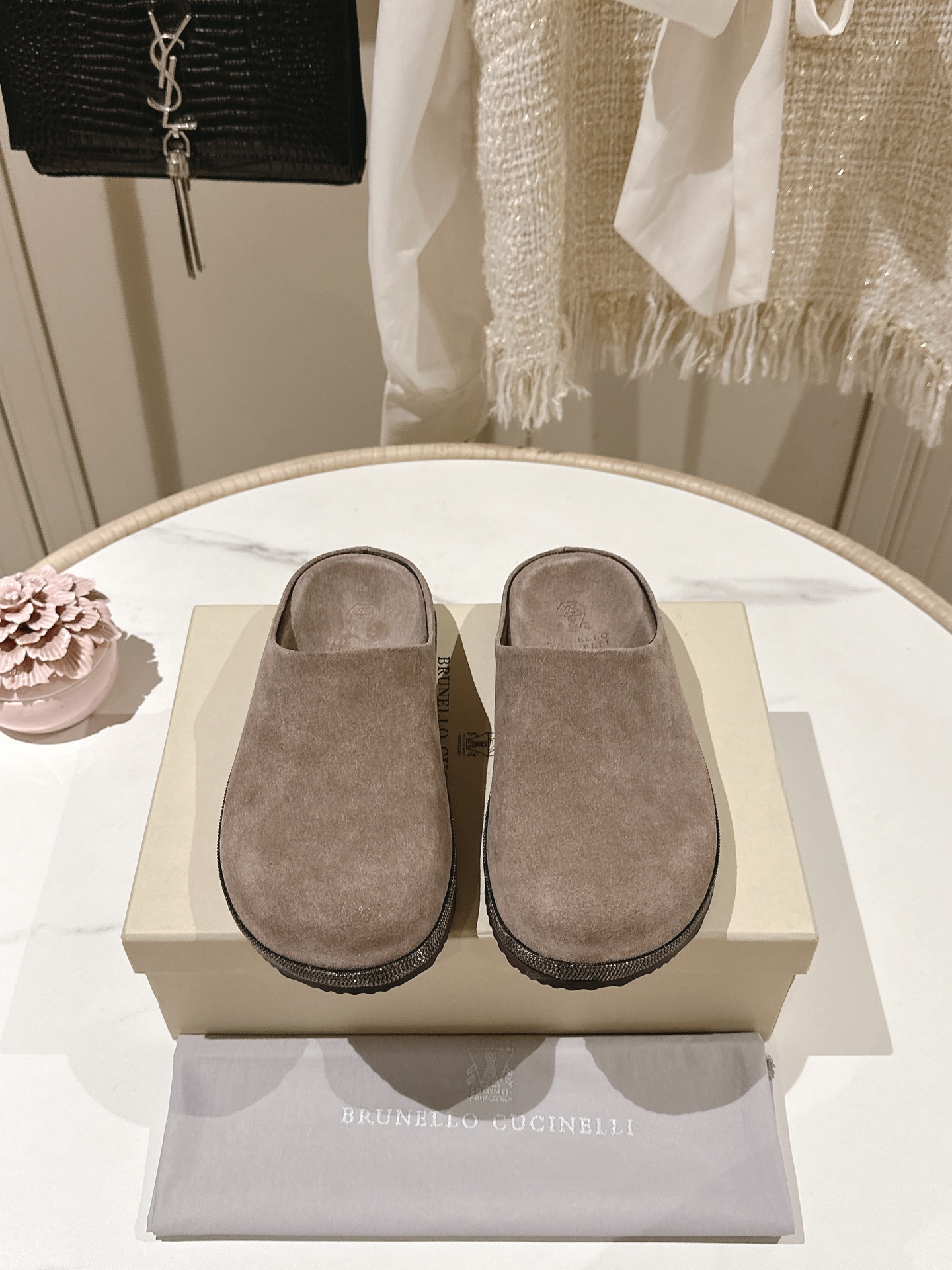 NO:416250,[Determine high-end quality] New BC Baotou Birkenstock shoes in the spring. Different Birkenstocks are fashionable and stylish, and they look good when worn! The upper is very representative of the brand's monili bead chain. Upper: high mercerized beef reverse velvet. Floor: same fabric. High mercerized beef reverse velvet. Sole thickness: 2CM Size 35-42 (40 41 42 custom-made without return), half-drag19860909［认准高端品质］开春新款BC包头勃肯鞋 不一样的勃肯时髦有型 ,仔裤穿也好看! 鞋面饰非常具有品牌代表性的monili珠链, 鞋面:高丝光牛反绒 垫脚:同面料 高丝光牛反绒 底厚:2CM 码数35-42（40 41 42定制不退换）,半拖,Women's Shoes