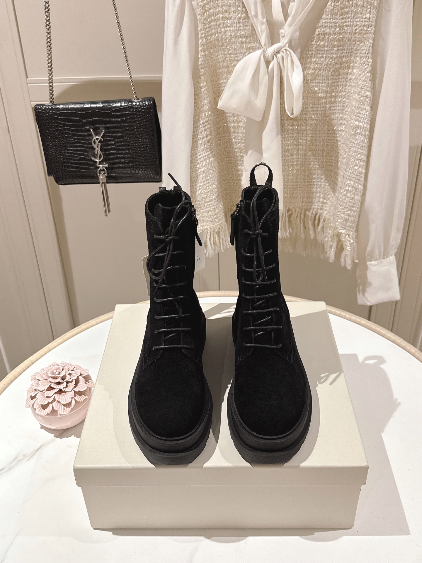 NO:487418,'The highest quality in the market' exclusive 2025 latest short boots Brunello Cucinelli is a classic inspiration from loafers that defines the modern and elegant style of this new rubber sole. The precious imported magnificent leather shows a unique mottled spot and a super light natural rubber sole. It allows you to show your fashionable personality in comfort. It brings you better comfort. It is also a classic shoe that you don't want to take off when you wear it. The original version is replicated one by one. Fabric Niujing/Cowhide Nelipili Size 35-42 (40 41 42 Custom made non-return and exchange, boots, brunello cucinelli, loafers, boots, cowhide19860909《市场最高品质 》独家款2025最新款 短靴 BrunelloCucinelli 源自乐福鞋的经典灵感定义了这款新胶底鞋的现代优雅风格.珍贵的进口小牛京皮上展现着别致的斑驳,与超轻盈的天然橡胶鞋底.让您在舒适中彰显时尚性格.给您带来更好的舒适度,又是款穿上就不愿脱下的一款经典鞋款,原版一比一复刻. 面料牛京／牛皮 内里皮里 码数35-42（40 41 42订做不退换,靴子,brunello cucinelli,loafers,boots,cowhide,Women's Shoes