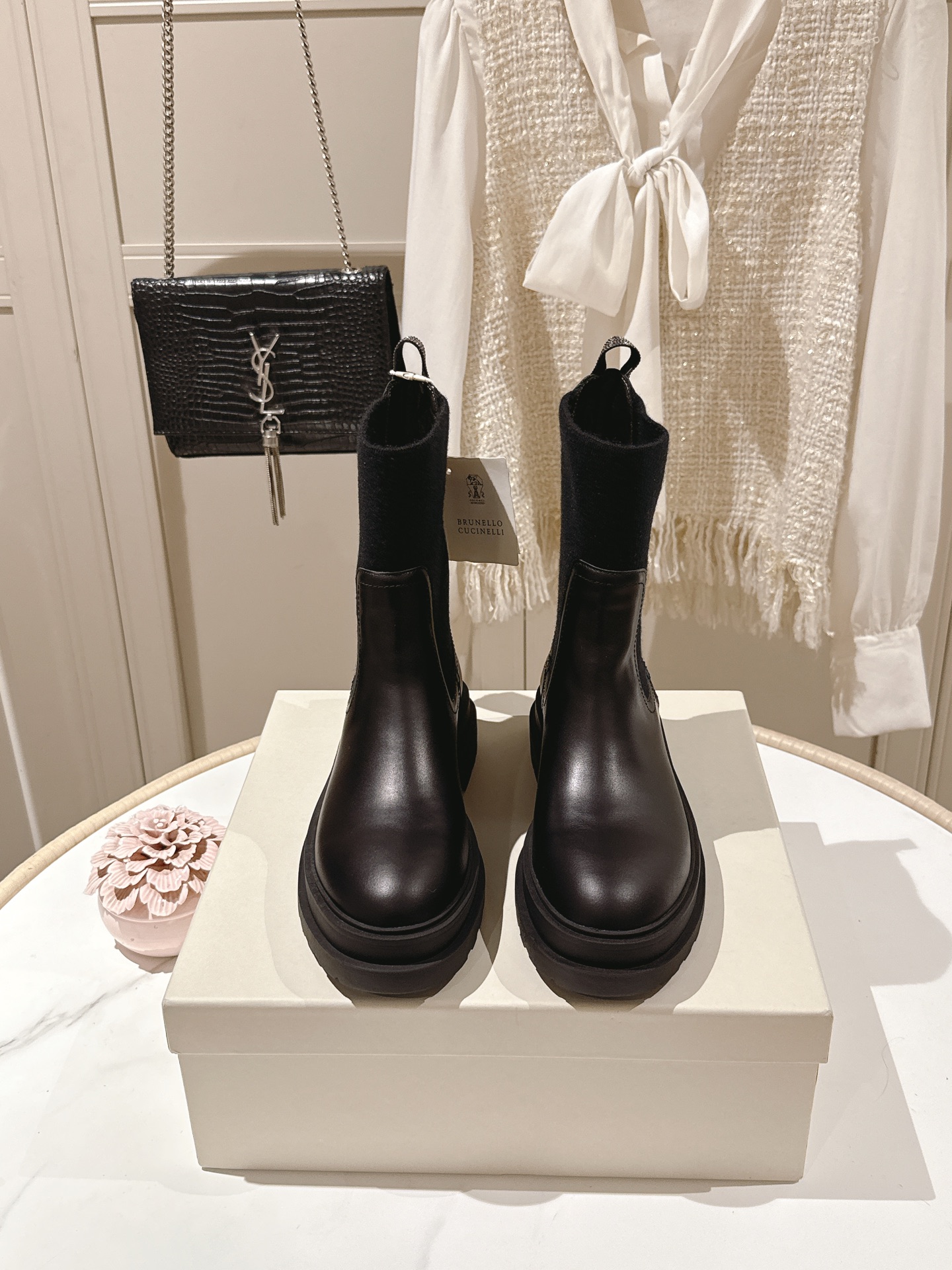 NO:487431,'The highest quality in the market' exclusive 2025 latest short boots Brunello Cucinelli Defines the modern and elegant style of this new rubber sole. The precious imported magnificent leather shows a unique mottled pattern and ultra-light natural rubber sole. It allows you to show your fashionable personality in comfort. It brings you better comfort. It is also a classic shoe that you don't want to take off when you wear it. The original version is replicated one-to-one. Fabric Niujing/Cowhide Nelipili Size 35-42 (40 41 42 Customized non-return/, boots, brunello cucinelli, loafers, boots, cowhide19860909《市场最高品质 》独家款2025最新款 短靴 BrunelloCucinelli 源自乐福鞋的经典灵感定义了这款新胶底鞋的现代优雅风格.珍贵的进口小牛京皮上展现着别致的斑驳,与超轻盈的天然橡胶鞋底.让您在舒适中彰显时尚性格.给您带来更好的舒适度,又是款穿上就不愿脱下的一款经典鞋款,原版一比一复刻. 面料牛京／牛皮 内里皮里 码数35-42（40 41 42订做不退换／,靴子,brunello cucinelli,loafers,boots,cowhide,Women's Shoes