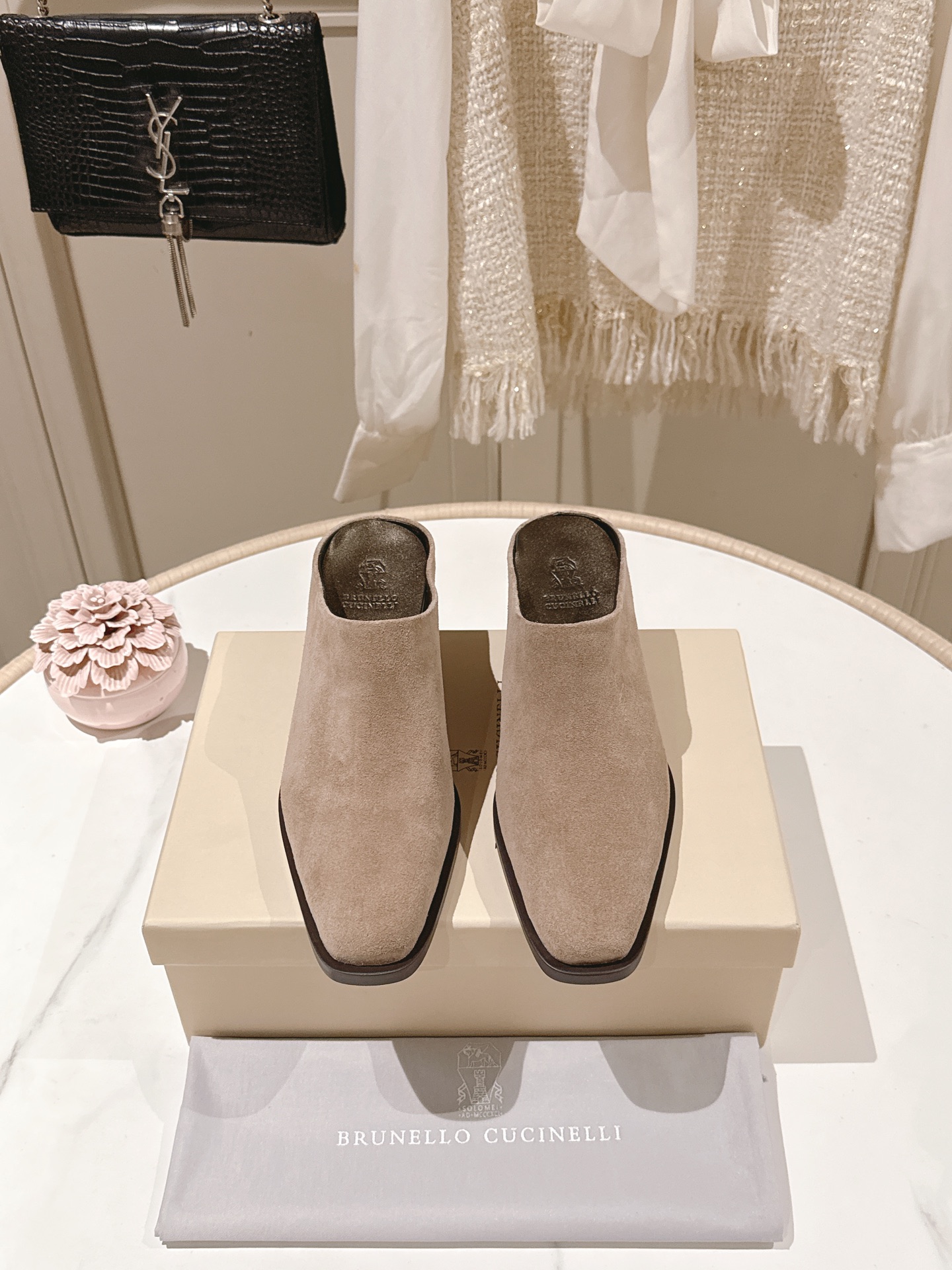 NO:724156,[Look for high-end quality] The new spring BC pointed toe, thick heel and half-drag. Different Birkenstock is fashionable and stylish, and looks good in jeans! The upper is decorated with monili bead chain, which is very representative of the brand. Upper: high mercerized cow suede/cow leather. Foot pad: pearlescent sheepskin. Heel height: 5CM. Code number 35-42 (40 41 42 customization is not returnable),,cowhide,sheepskin19860909［认准高端品质］开春新款BC尖头包头粗跟半拖 不一样的勃肯时髦有型 ,仔裤穿也好看! 鞋面饰非常具有品牌代表性的monili珠链, 鞋面:高丝光牛反绒/牛皮 垫脚:珠光羊皮 跟高:5CM 碼數35-42（40 41 42定制不退换）,,cowhide,sheepskin,Women's Shoes