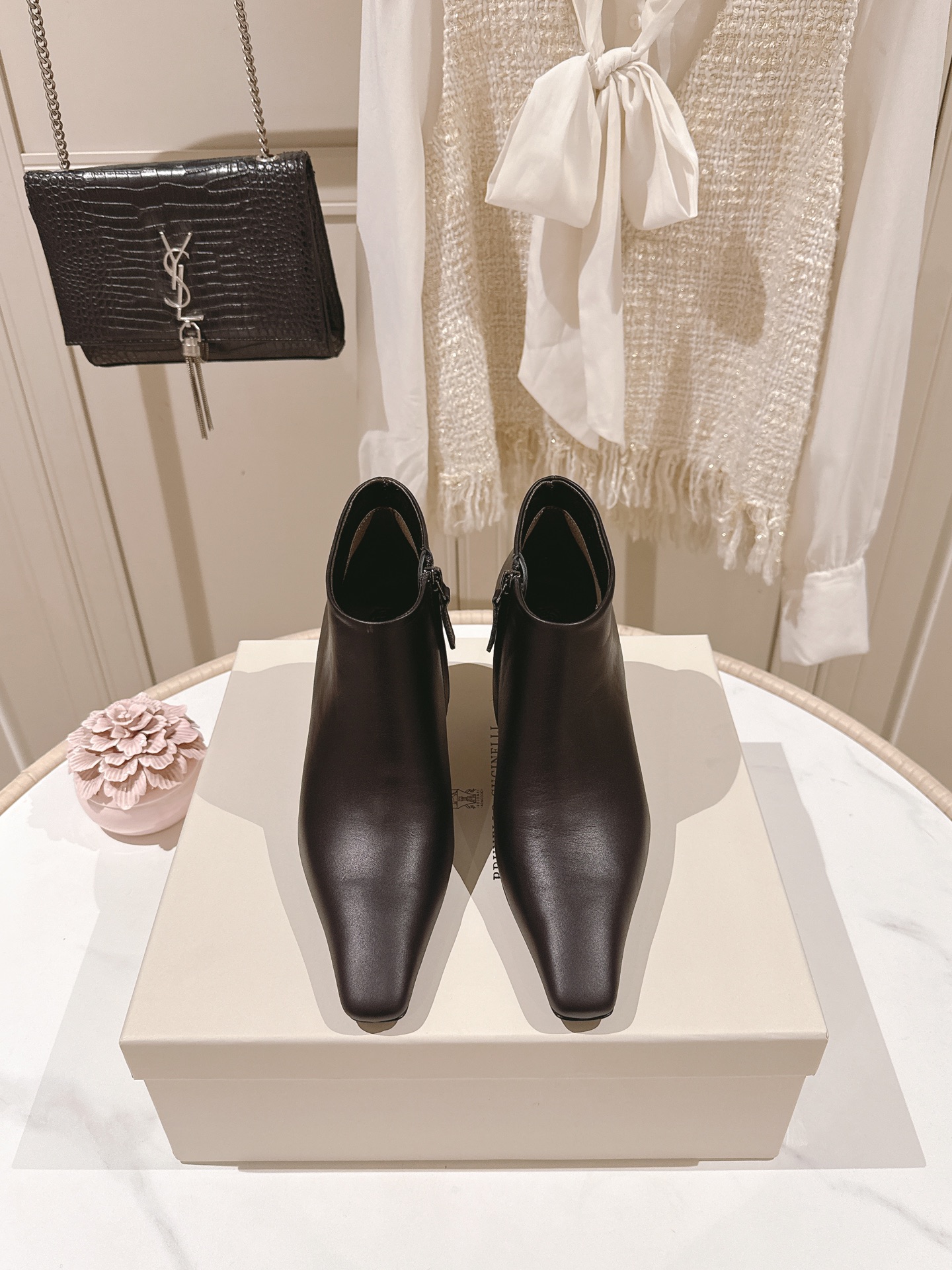 NO:487430,Exclusive model opening!  The only correct version in the market!  'The highest quality in the market' exclusive 2025 latest model slim heel nude boots Brunello Cucinelli is a classic inspiration from fashion boots that defines the modern and elegant style. The precious imported magnificent leather shows a unique mottled spot. It allows you to show your fashionable personality in comfort. It brings you better comfort. It is also a classic shoe that you don't want to take off when you wear it. The original version is replicated one by one. Fabric Niujing/Cowhide Nelipili Heel height 7CM Size 35-42 (40 41 42 Custom made non-return/, boots, brunello cucinelli, boots, cowhide19860909独家开模！市场唯一正确版本！ 《市场最高品质 》独家款2025最新款 细跟裸靴 BrunelloCucinelli 源自时装短靴的经典灵感定义了现代优雅风格.珍贵的进口小牛京皮上展现着别致的斑驳.让您在舒适中彰显时尚性格.给您带来更好的舒适度,又是款穿上就不愿脱下的一款经典鞋款,原版一比一复刻. 面料牛京／牛皮 内里皮里 跟高7CM 码数35-42（40 41 42订做不退换／,靴子,brunello cucinelli,boots,cowhide,Women's Shoes