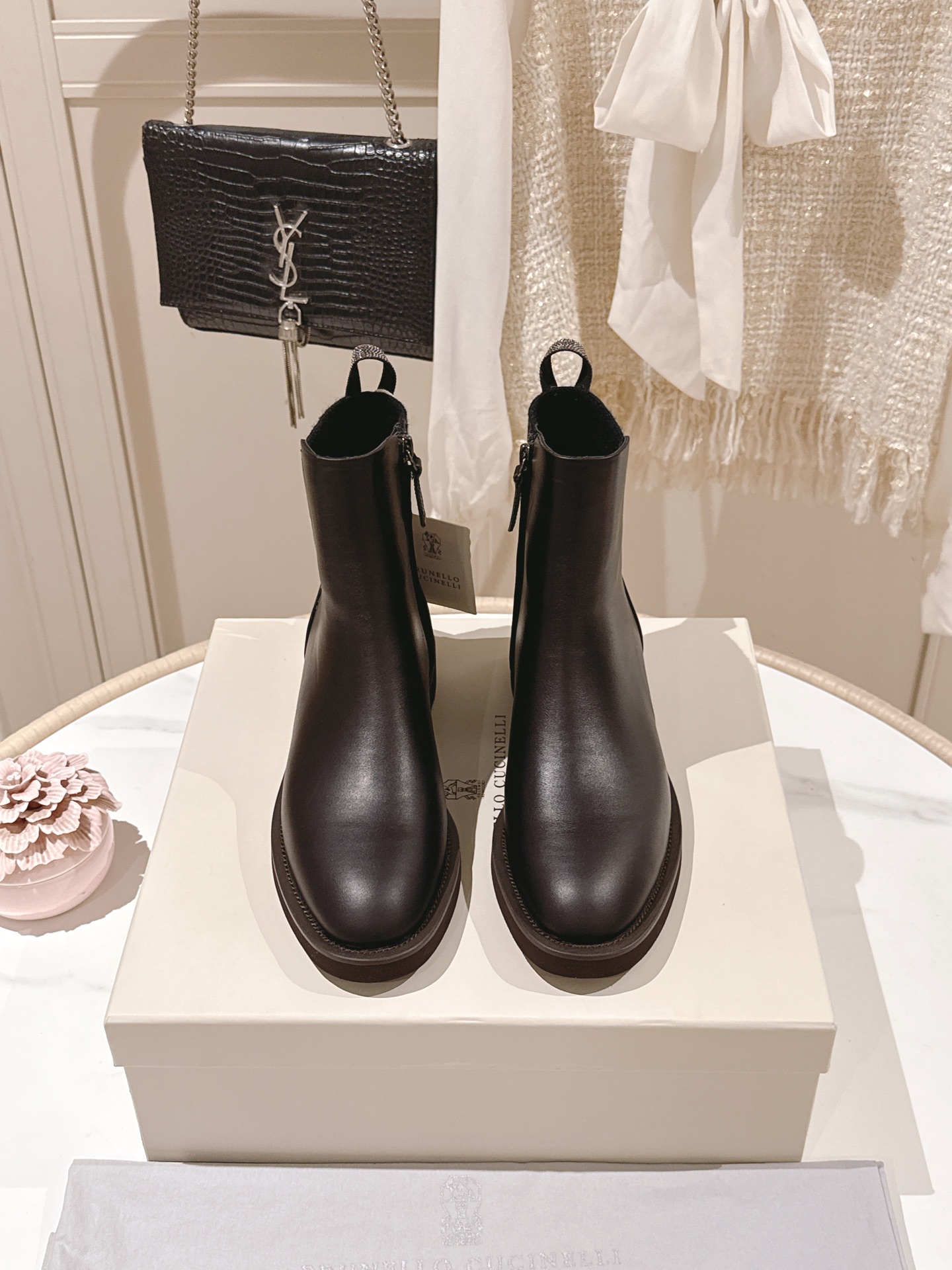 NO:487398,'The highest quality in the market' The latest model of the exclusive short boots Brunello Cucinelli is a classic inspiration from loafers that defines the modern and elegant style of this new rubber sole. The precious imported magnificent leather shows a unique mottled pattern and super light natural rubber sole. It allows you to show your fashionable personality in comfort. It brings you better comfort. It is also a classic shoe that you don't want to take off when you wear it. The original version is replicated one by one. Fabric Niujing/Cowhide Nelipili Size 35-42 (40 41 42 Custom made non-return and exchange, boots, brunello cucinelli, loafers, boots, cowhide19860909《市场最高品质 》独家款最新款 短靴 BrunelloCucinelli 源自乐福鞋的经典灵感定义了这款新胶底鞋的现代优雅风格.珍贵的进口小牛京皮上展现着别致的斑驳,与超轻盈的天然橡胶鞋底.让您在舒适中彰显时尚性格.给您带来更好的舒适度,又是款穿上就不愿脱下的一款经典鞋款,原版一比一复刻. 面料牛京／牛皮 内里皮里 码数35-42（40 41 42订做不退换,靴子,brunello cucinelli,loafers,boots,cowhide,Women's Shoes