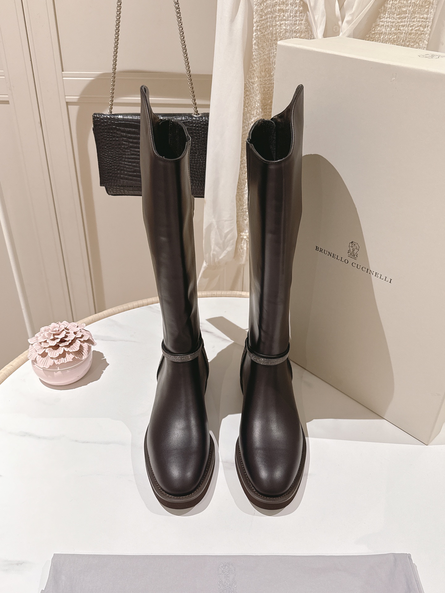 NO:487403,'The highest quality in the market' The latest model of the exclusive long boots Brunello Cucinelli The classic inspiration from loafers defines the modern and elegant style of this new rubber sole. The precious imported magnificent leather shows a unique mottled pattern and ultra-light natural rubber sole. It allows you to show your fashionable personality in comfort. It brings you better comfort. It is also a classic shoe that you don't want to take off when you wear it. The original one-to-one replica. Bc boots Fabric Niujing/Cowhide Nelipili Size 35-42 (40 41 42 Custom made non-return, boots, brunello cucinelli, loafers, boots, cowhide19860909《市场最高品质 》独家款最新款 长靴BrunelloCucinelli 源自乐福鞋的经典灵感定义了这款新胶底鞋的现代优雅风格.珍贵的进口小牛京皮上展现着别致的斑驳,与超轻盈的天然橡胶鞋底.让您在舒适中彰显时尚性格.给您带来更好的舒适度,又是款穿上就不愿脱下的一款经典鞋款,原版一比一复刻.bc长靴 面料牛京/牛皮 内里皮里 码数35-42（40 41 42订做不退换,靴子,brunello cucinelli,loafers,boots,cowhide,Women's Shoes