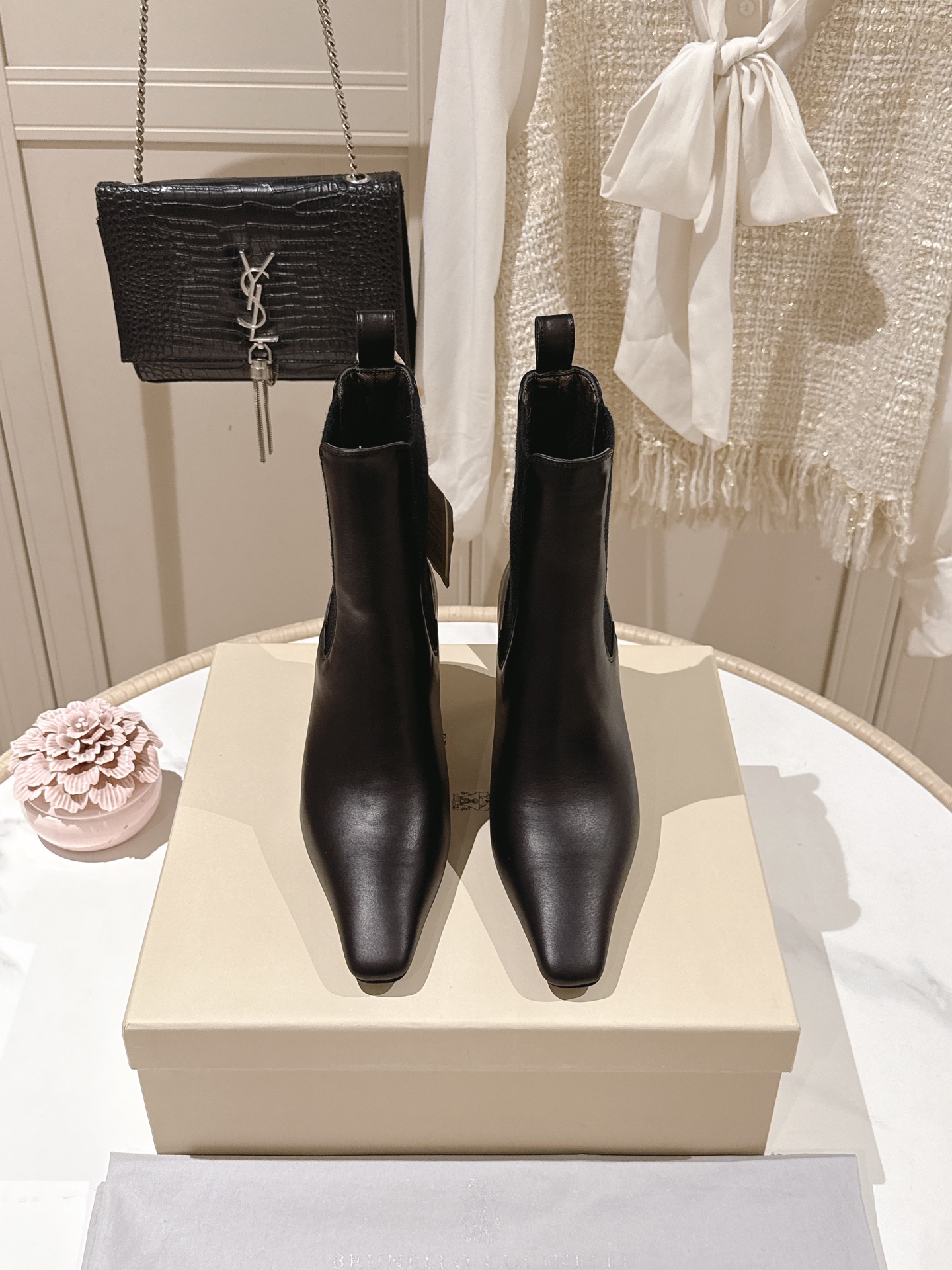 NO:487435,Exclusive model opening!  The only correct version in the market!  'The highest quality in the market' exclusive 2025 latest slim-heeled short boots Brunello Cucinelli Defines the modern and elegant style from the classic inspiration of fashion boots. The precious imported magnificent leather shows a unique mottled spot. This allows you to show your fashionable personality in comfort. It brings you better comfort. It is also a classic shoe that you don't want to take off when you wear it. The original version is replicated one by one. Fabric Niujing/Cowhide Nelipili Heel height 7CM Size 35-42 (40 41 42 Custom made non-return/, boots, brunello cucinelli, boots, cowhide19860909独家开模！市场唯一正确版本！ 《市场最高品质 》独家款2025最新款 细跟短靴 BrunelloCucinelli 源自时装短靴的经典灵感定义了现代优雅风格.珍贵的进口小牛京皮上展现着别致的斑驳.让您在舒适中彰显时尚性格.给您带来更好的舒适度,又是款穿上就不愿脱下的一款经典鞋款,原版一比一复刻. 面料牛京／牛皮 内里皮里 跟高7CM 码数35-42（40 41 42订做不退换／,靴子,brunello cucinelli,boots,cowhide,Women's Shoes