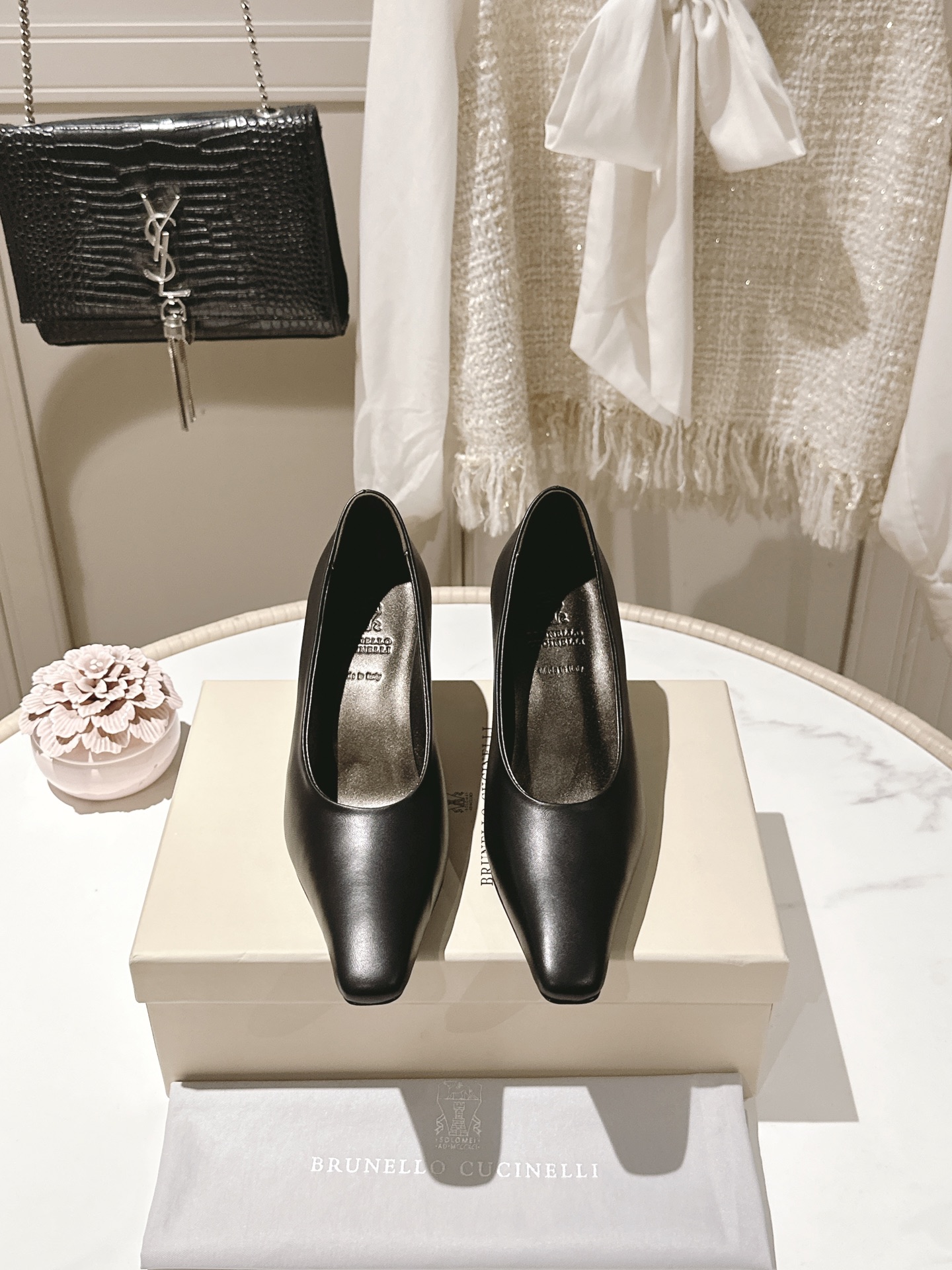 NO:593131,Exclusive mold opening!  The only correct version on the market!  'Highest Quality in the Market' Exclusive 2025 Latest Stiletto Shoes BrunelloCucinelli The classic inspiration from fashion short boots defines the modern elegant style. The precious imported calf leather shows unique mottled patterns. It allows you to show your fashionable personality in comfort. It brings you better comfort. It is also a classic shoe that you won't want to take off when you put it on. The original version is reproduced one to one. Fabric cowhide/cowhide Inner lining Heel height 7CM  Size 35-42 (40 41 42 custom-made, non-refundable/, high-heeled shoes, brunello cucinelli, boots, high heels, cowhide19860909独家开模！市场唯一正确版本！ 《市场最高品质 》独家款2025最新款 细跟单鞋 BrunelloCucinelli 源自时装短靴的经典灵感定义了现代优雅风格.珍贵的进口小牛京皮上展现着别致的斑驳.让您在舒适中彰显时尚性格.给您带来更好的舒适度,又是款穿上就不愿脱下的一款经典鞋款,原版一比一复刻. 面料牛京／牛皮 内里皮里 跟高7CM 码数35-42（40 41 42订做不退换／,高跟鞋单鞋,brunello cucinelli,boots,high heels,cowhide,Women's Shoes