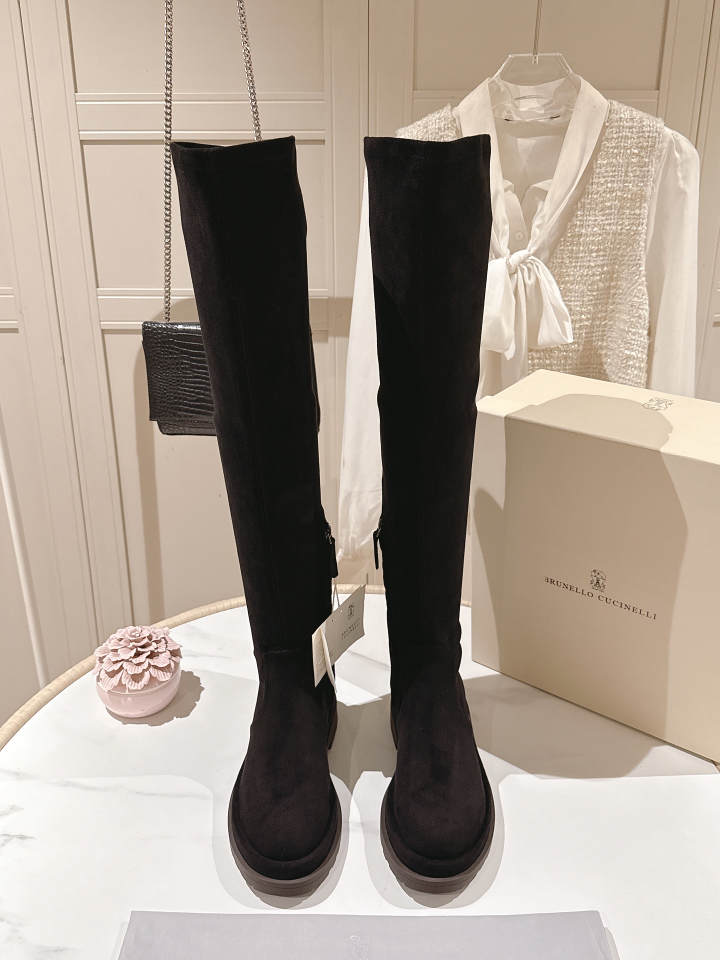 NO:487421,Bid Exclusive new model. 2025 BC long-tube elastic boots new product. The counter has a hot elastic boot series, and the channel is new!  Top craftsmanship is completely upgraded and original development!  Elastic boots are classic styles that are not out of date. The essentials for exquisite pig girls are super slimming without using beautiful pictures. Xiuxiu naturally visually automatically stretches the long legs goddess style, showing the long boots. The smart fashion makes you beautiful enough for autumn and winter. The fabric is high-quality imitation of sheep velvet, the inner lining is original high-density fit silk elastic lycra, foot pad imported sheepskin, size 35-39 (40, 41, 42 customized, no return or exchange), boots, boots, sheepskin, real silk, sheep19860909出价 独家新款.2025秋冬BC 长筒弹力靴新品 专柜同步爆款弹力靴系列,渠道硬货上新！ 顶级工艺全新升级 原版开发！弹力靴属于经典不落伍的款式,精致猪猪女孩必备上脚超显瘦不用美图秀秀自然视觉上自动拉长大长腿女神范尽显长靴筒,聪明的时髦让你秋冬搭配足够美 面料高定仿羊猄弹力绒  内里原版高密度贴合真丝弹力莱卡 垫脚进口羊皮  码数35-39（40、41、42订做不退换),靴子,boots,sheepskin,real silk,sheep,Women's Shoes