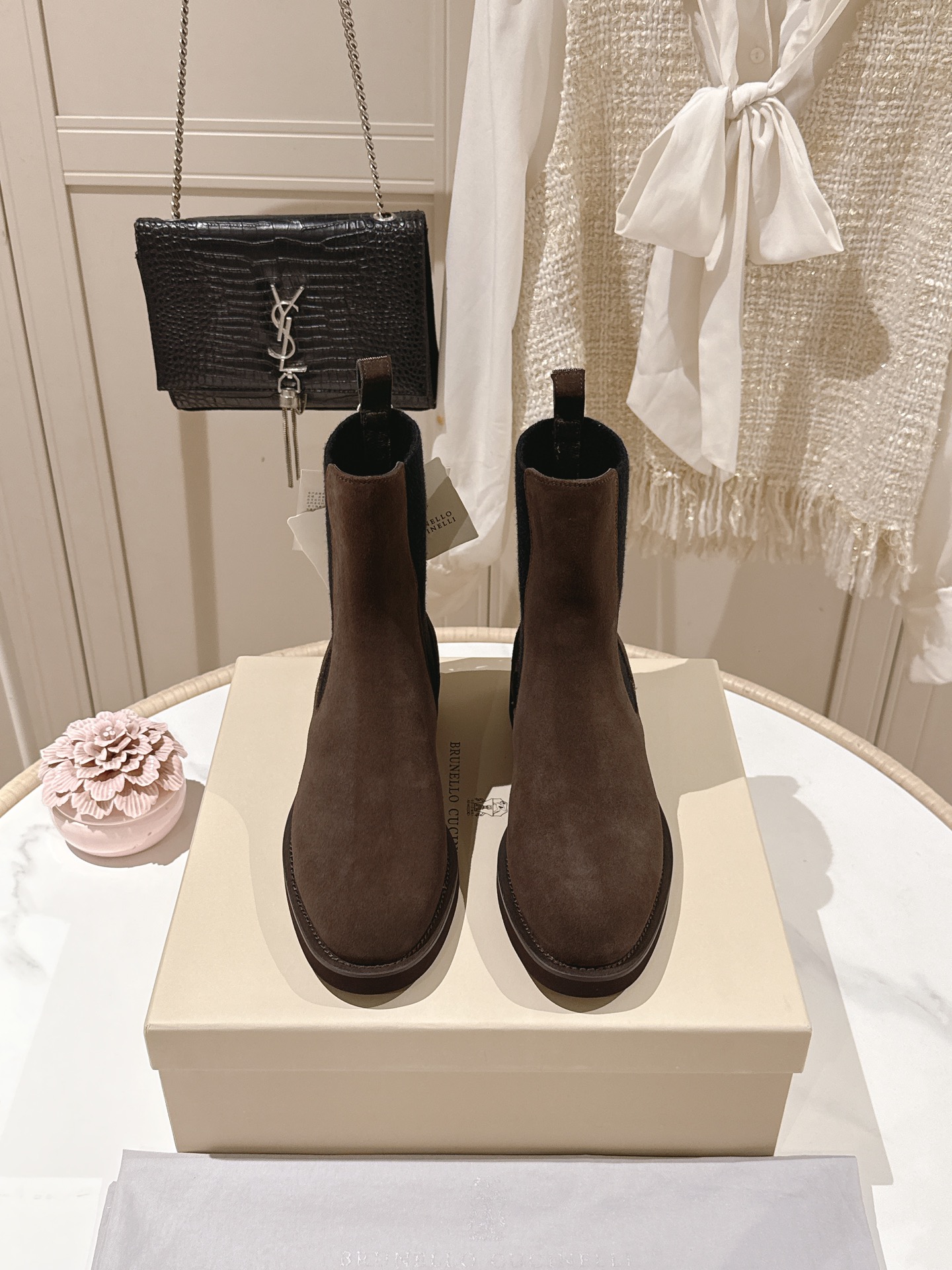 NO:487426,'The highest quality in the market' exclusive 2025 latest short boots Brunello Cucinelli is a classic inspiration from loafers that defines the modern and elegant style of this new rubber sole. The precious imported magnificent leather shows a unique mottled spot and a super light natural rubber sole. It allows you to show your fashionable personality in comfort. It brings you better comfort. It is also a classic shoe that you don't want to take off when you wear it. The original version is replicated one by one. Fabric Niujing/Cowhide Nelipili Size 35-42 (40 41 42 Custom made non-return and exchange, boots, brunello cucinelli, loafers, boots, cowhide19860909《市场最高品质 》独家款2025最新款 短靴 BrunelloCucinelli 源自乐福鞋的经典灵感定义了这款新胶底鞋的现代优雅风格.珍贵的进口小牛京皮上展现着别致的斑驳,与超轻盈的天然橡胶鞋底.让您在舒适中彰显时尚性格.给您带来更好的舒适度,又是款穿上就不愿脱下的一款经典鞋款,原版一比一复刻. 面料牛京／牛皮 内里皮里 码数35-42（40 41 42订做不退换,靴子,brunello cucinelli,loafers,boots,cowhide,Women's Shoes