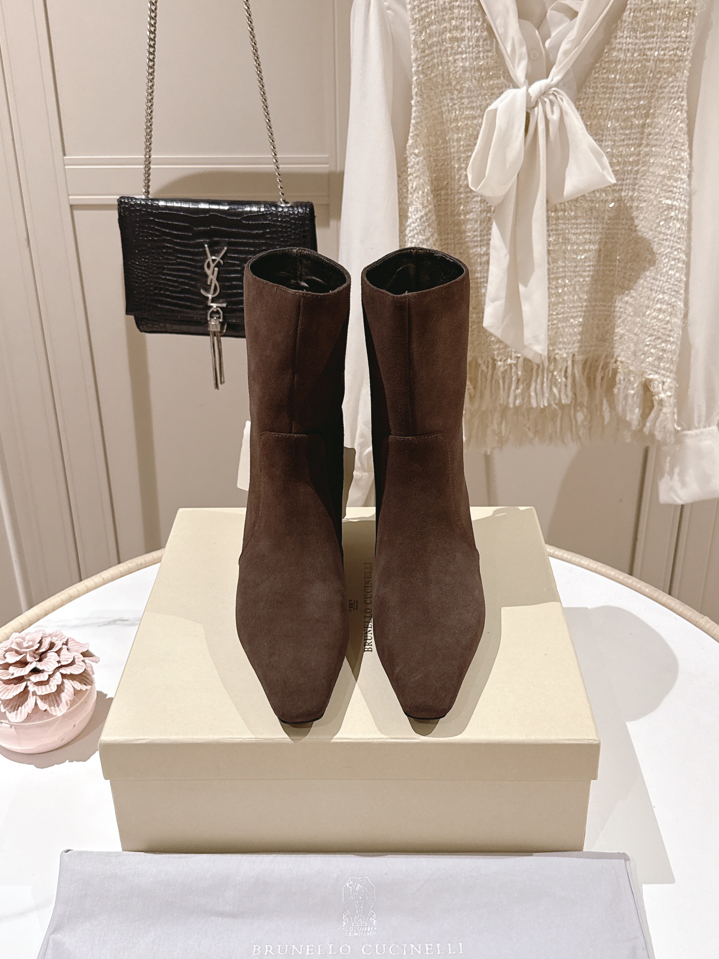 NO:593123,Exclusive style!  [The only version in the market, the highest quality] The classic inspiration of the exclusive open-molded Brunello Cucinelli short boots defines this new modern and elegant style. The precious imported calf leather shows unique mottled patterns, and the original injection-molded leather outsole!  It allows you to show your fashionable personality in comfort. It brings you better comfort, and it is a classic shoe that you will not want to take off when you put it on. It is a one-to-one replica of the original version. Pointed low heel 5CM, size 35-42 (40 41 42, custom made, non-refundable, boots, brunello cucinelli, boots, Leather soles19860909独家款式！【市场唯一对版 最高品质】独家开模款BrunelloCucinelli 短靴 的经典灵感定义了这款新的现代优雅风格.珍贵的进口小牛京皮上展现着别致的斑驳,原版注塑真皮大底！让您在舒适中彰显时尚性格.给您带来更好的舒适度,又是款穿上就不愿脱下的一款经典鞋款,原版一比一复刻.尖头矮跟5CM 码数35-42（40 41 42订做不退换,靴子,brunello cucinelli,boots,Leather soles,Women's Shoes