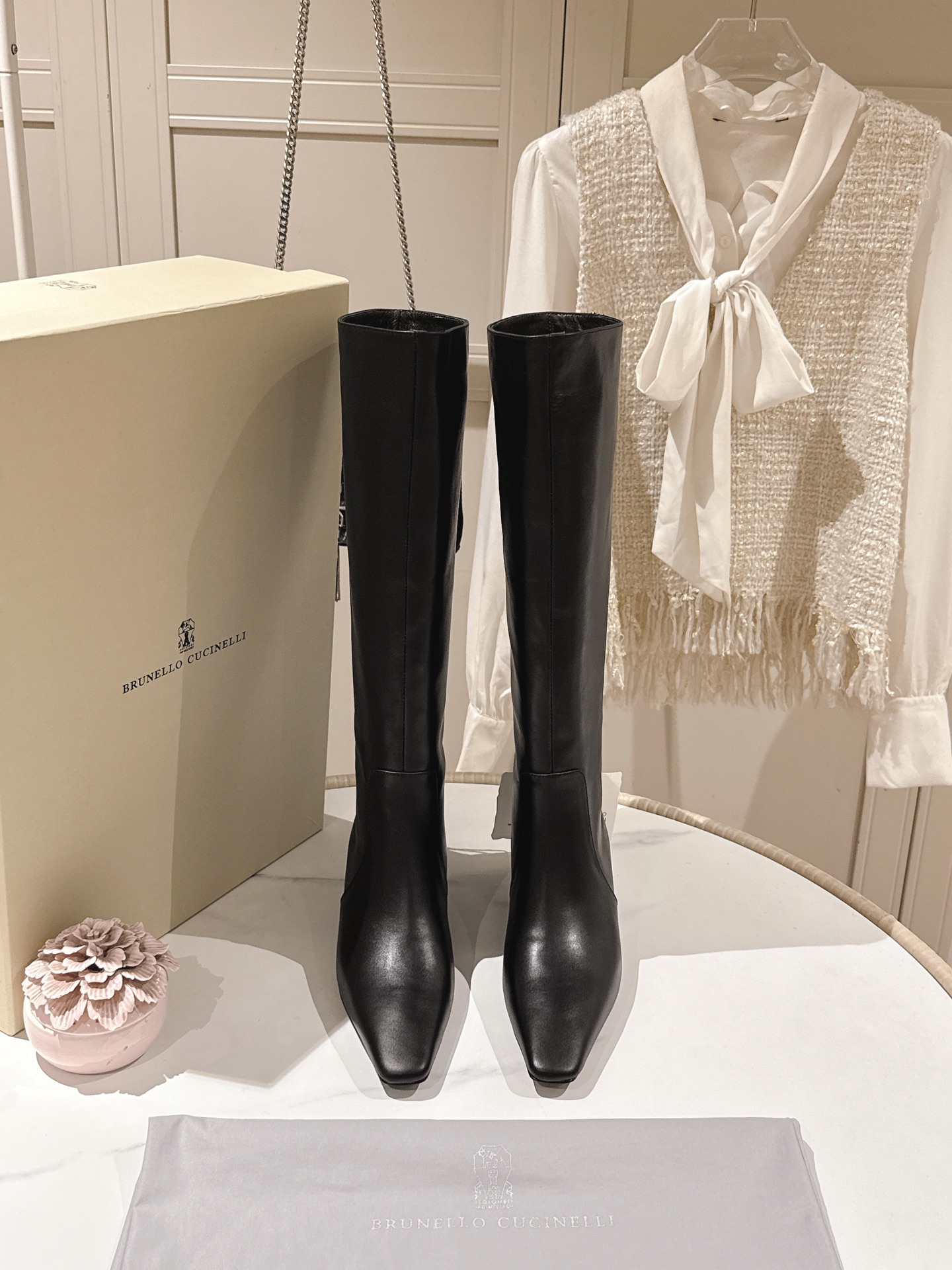 NO:593125,Exclusive style!  [The only version in the market, the highest quality] The classic inspiration of the exclusive open-molded Brunello Cucinelli boots defines this new modern and elegant style. The precious imported calf leather shows unique mottled patterns, and the original injection-molded leather outsole!  It allows you to show your fashionable personality in comfort. It brings you better comfort, and it is a classic shoe that you will not want to take off when you put it on. It is a one-to-one replica of the original version. Pointed low heel 5CM, size 35-42 (40 41 42, custom made, non-refundable, boots, brunello cucinelli, boots, Leather soles19860909独家款式！【市场唯一对版 最高品质】独家开模款BrunelloCucinelli 长靴的经典灵感定义了这款新的现代优雅风格.珍贵的进口小牛京皮上展现着别致的斑驳,原版注塑真皮大底！让您在舒适中彰显时尚性格.给您带来更好的舒适度,又是款穿上就不愿脱下的一款经典鞋款,原版一比一复刻.尖头矮跟5CM 码数35-42（40 41 42订做不退换,靴子,brunello cucinelli,boots,Leather soles,Women's Shoes