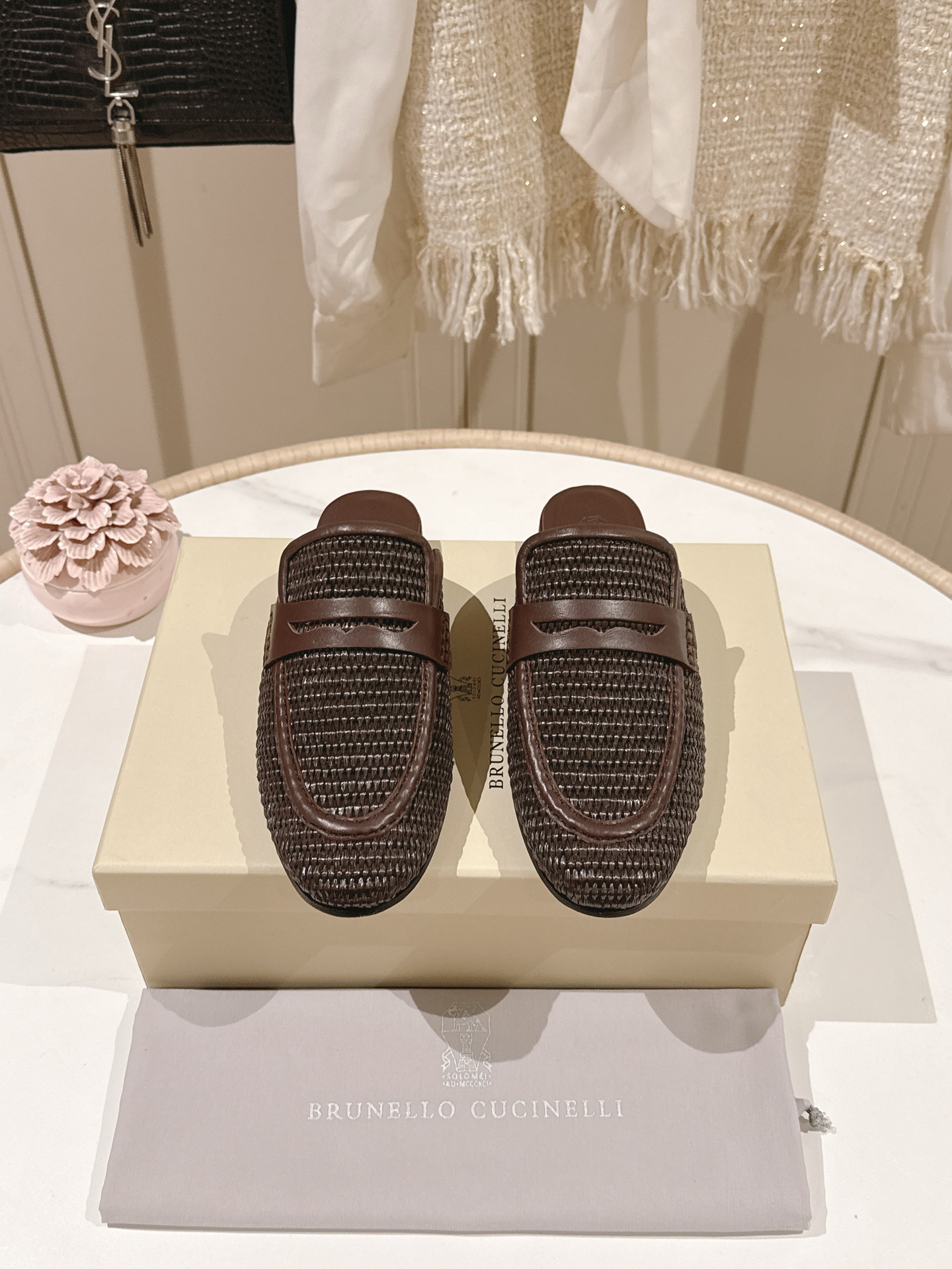 NO:724167,'Exclusive model' 'Highest quality in the market' [BRUNELLO CUCINELLI] BC flat-soled British-style half-slippers made of imported raffia/sheepskin, hand-made series of bead chain accessories. Original injection molded leather outsole at the counter, size 35-42 (customized 40, 41, 42 are not returnable), brunello cucinelli, slippers, sheepskin, Leather soles19860909《独家款》《市场最高品质》【BRUNELLO CUCINELLI】BC平底英伦风半拖鞋材质进口拉菲草／羊皮 纯手工串联珠链配饰.专柜原版注塑真皮大底 码数35-42（40、41、42定制不退换）,,brunello cucinelli,slippers,sheepskin,Leather soles,Women's Shoes