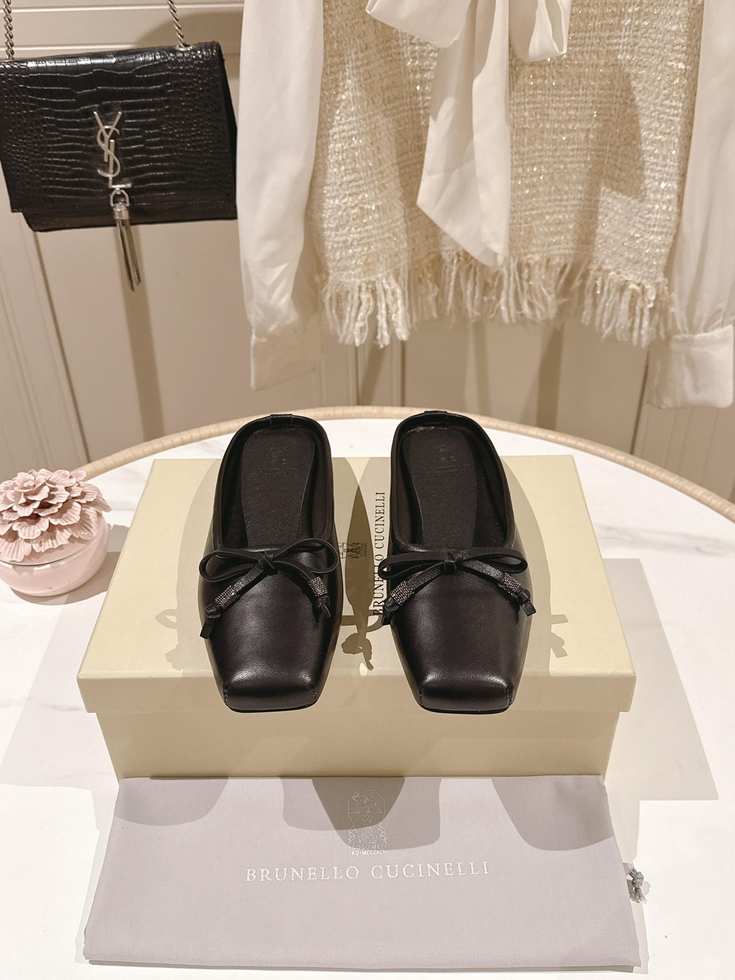 NO:724154,'Exclusive model' 'Highest quality in the market' [BRUNELLO CUCINELLI] BC flat bow half slippers. Made of imported cowhide/sheepskin. Handmade bead chain accessories. Counter original injection molded leather outsole. Size 35-42 (customized 40, 41, 42 are non-refundable), brunello cucinelli, slippers, sheepskin, Leather soles19860909《独家款》《市场最高品质》【BRUNELLO CUCINELLI】BC平底蝴蝶结半拖鞋 材质进口牛京／羊皮 纯手工串联珠链配饰.专柜原版注塑真皮大底 码数35-42（40、41、42定制不退换）,,brunello cucinelli,slippers,sheepskin,Leather soles,Women's Shoes