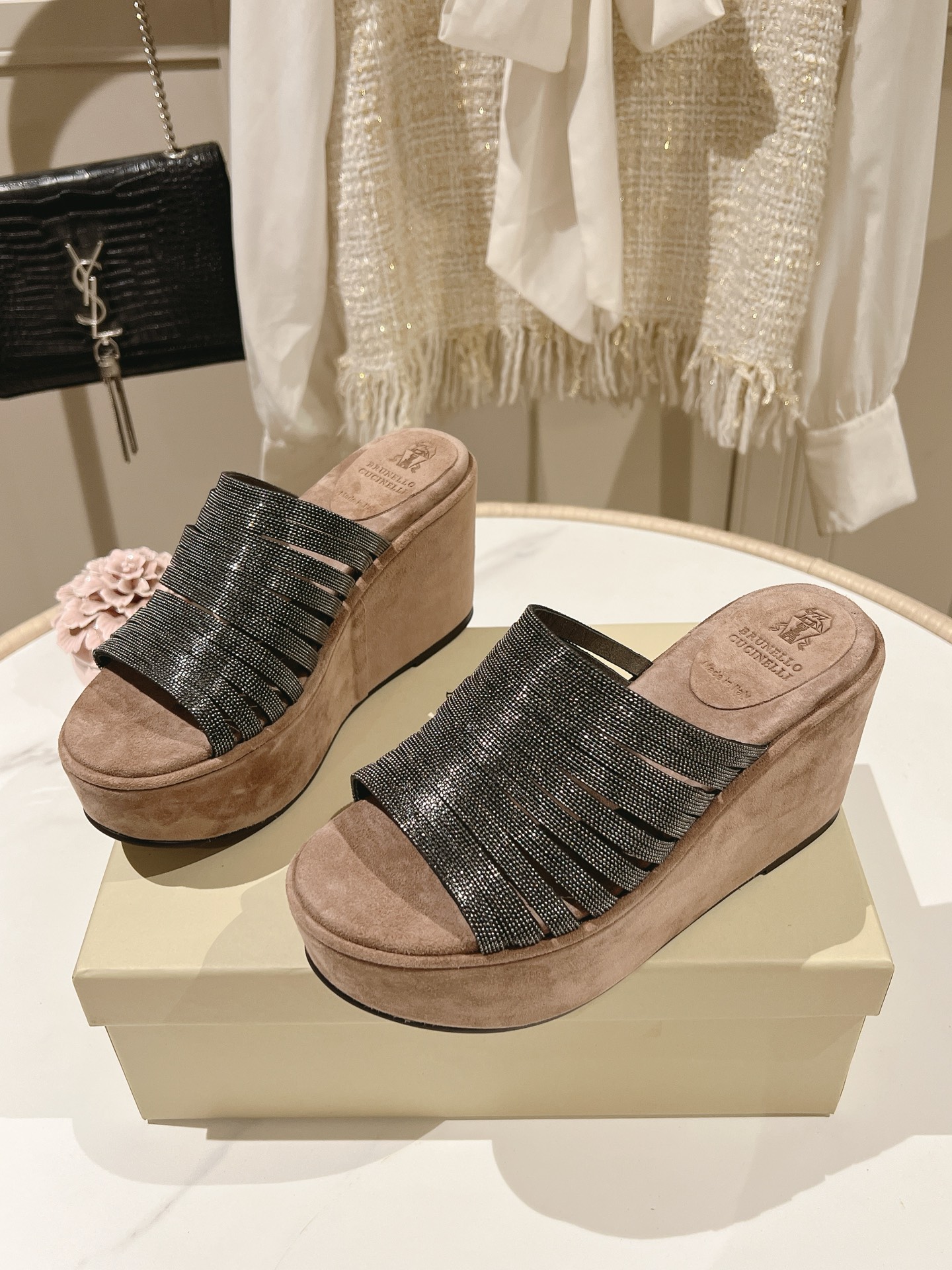 Женские сандалии Brunello Cucinelli на платформе с кристаллами