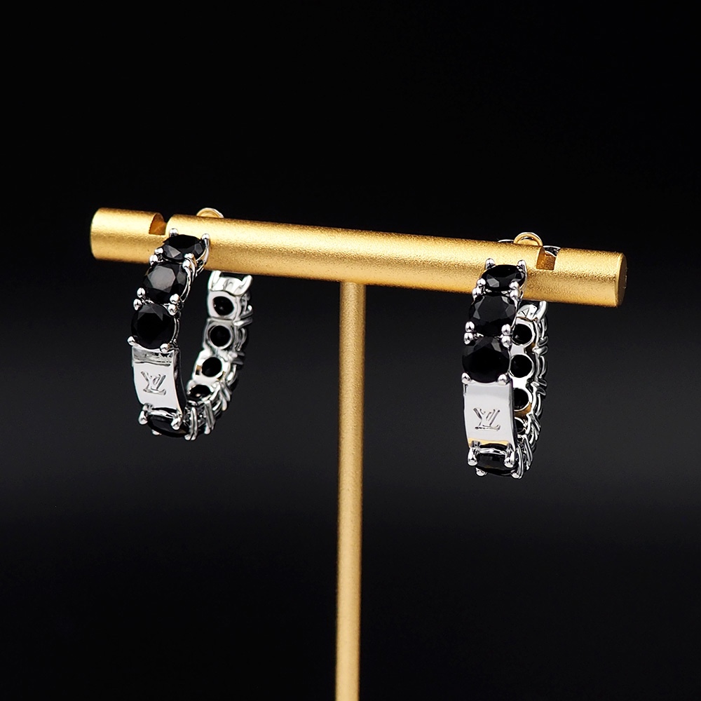 驴家LV Crystals 满钻耳圈为路易威登经典元素描绘璀璨一笔。圆形切割锆石以手工匠心镶嵌

黑钻耳环