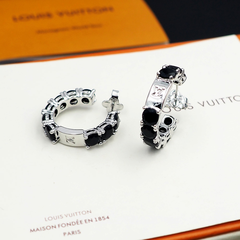 驴家LV Crystals 满钻耳圈为路易威登经典元素描绘璀璨一笔。圆形切割锆石以手工匠心镶嵌

黑钻耳环