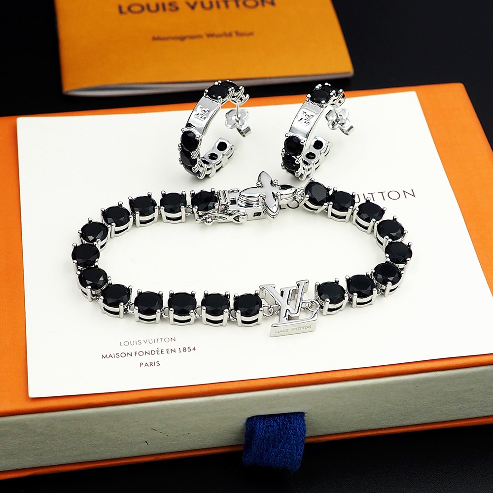 驴家LV Crystals 满钻耳圈为路易威登经典元素描绘璀璨一笔。圆形切割锆石以手工匠心镶嵌

黑钻耳环