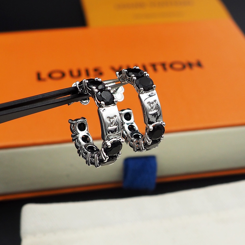 驴家LV Crystals 满钻耳圈为路易威登经典元素描绘璀璨一笔。圆形切割锆石以手工匠心镶嵌

黑钻耳环