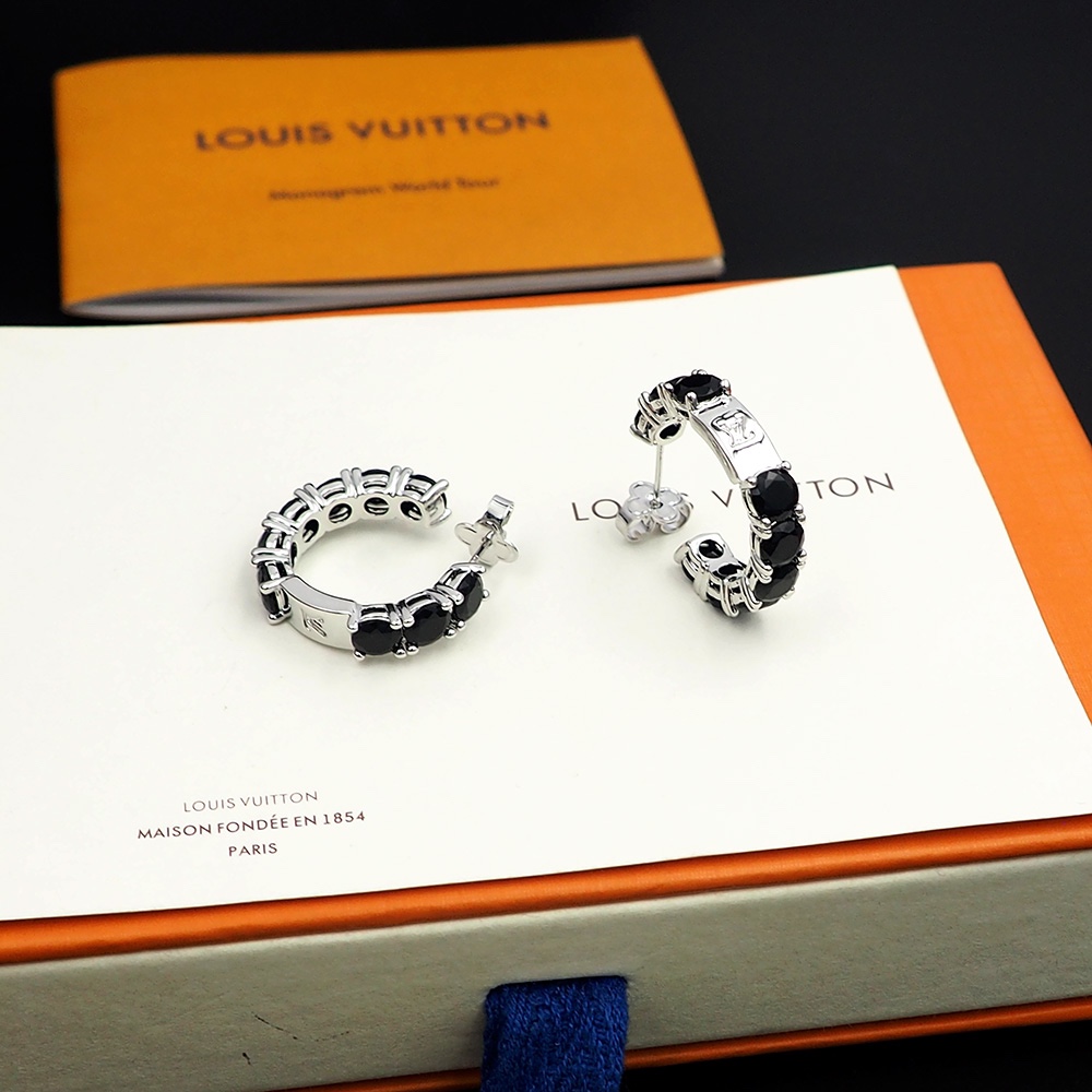 驴家LV Crystals 满钻耳圈为路易威登经典元素描绘璀璨一笔。圆形切割锆石以手工匠心镶嵌

黑钻耳环