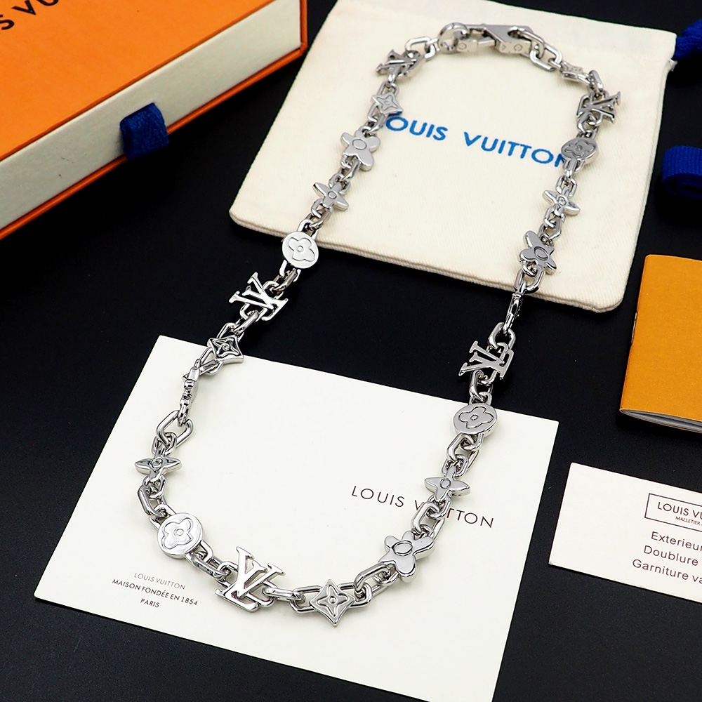 驴家Monogram Craggy 项链出自路易威登与 Tyler 合作系列，亮泽黄铜雕琢 Monogr