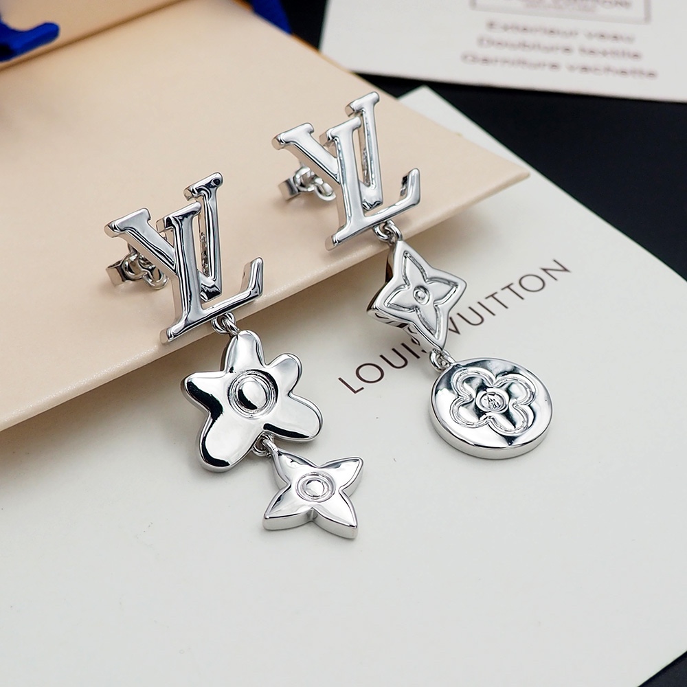 驴家Monogram Craggy 耳环出自路易威登与Tyler 的合作系列，选用亮泽黄铜呈现LV 标识