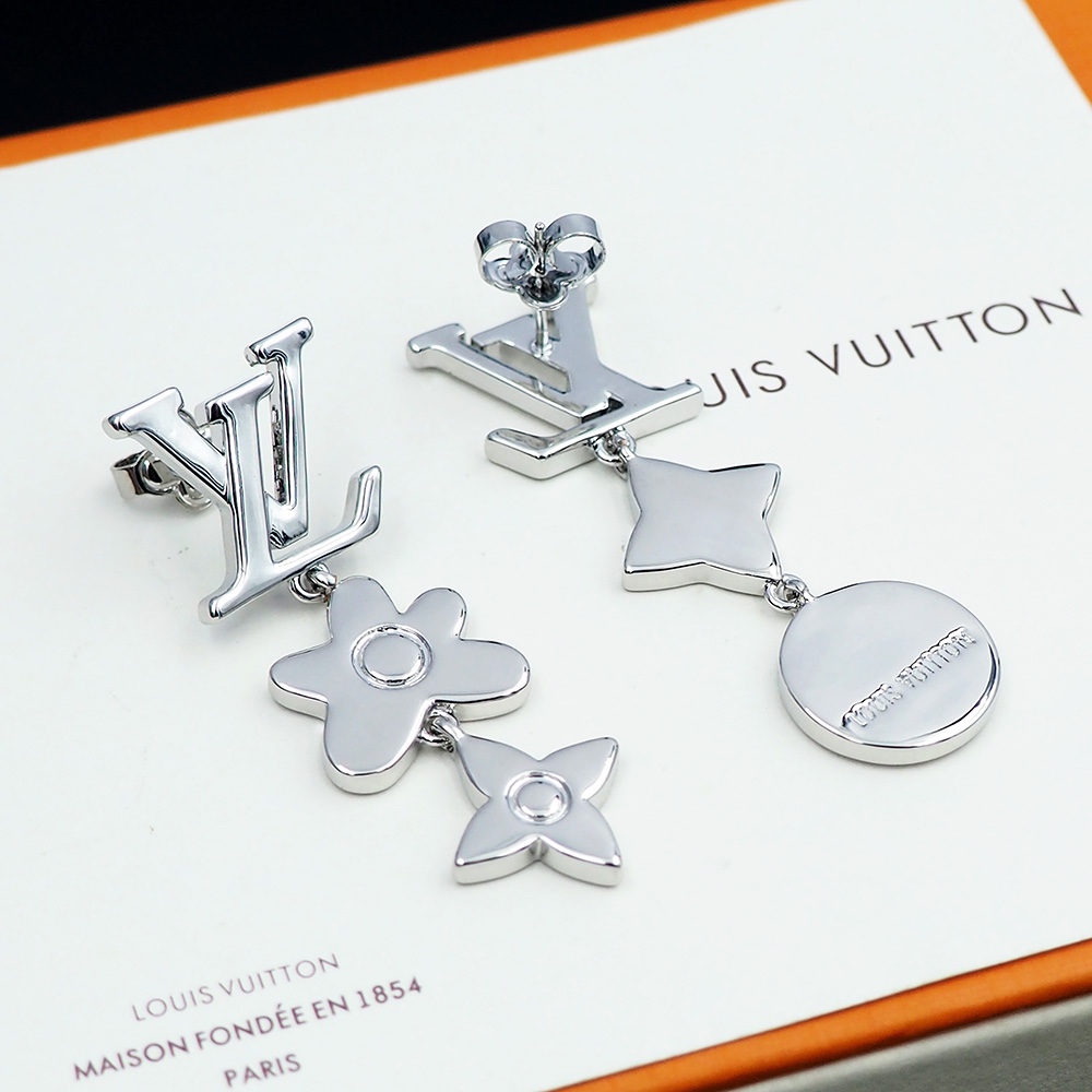 驴家Monogram Craggy 耳环出自路易威登与Tyler 的合作系列，选用亮泽黄铜呈现LV 标识
