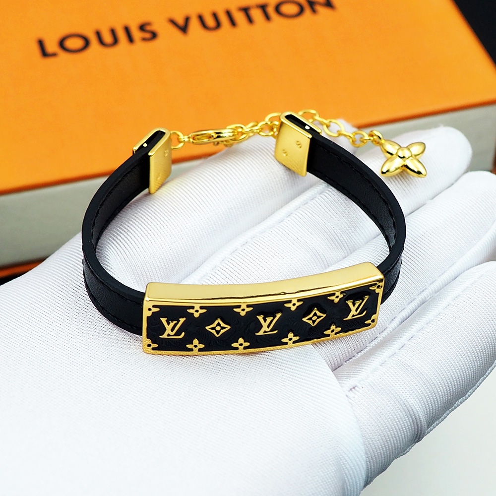 Nanogram Enamel Leather Bracelet: Classic Design with Monogram Flowers for Comfort - 图片 5