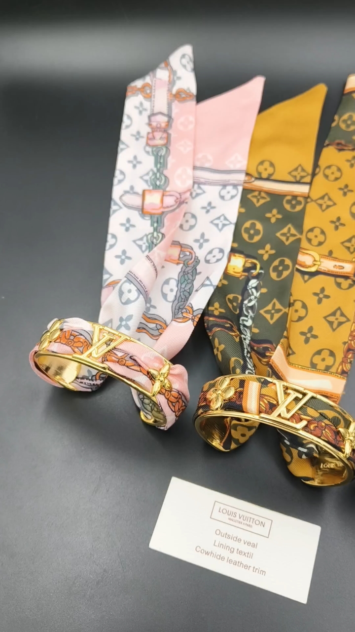 驴家新款LVInitiales Silk 手镯凝聚金属的闪耀光泽与丝带的华美质感，为精雕细琢的圈环融入M