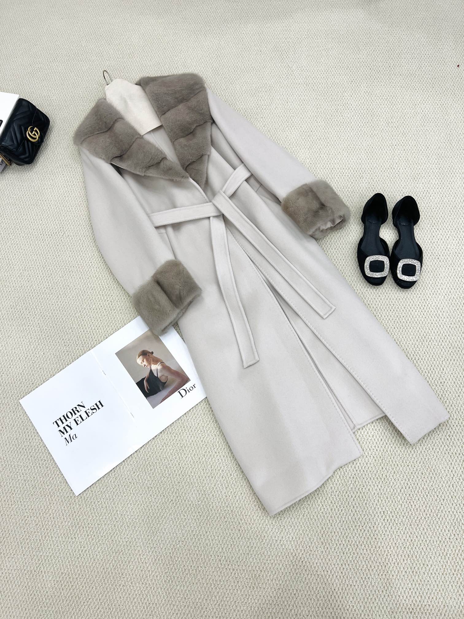 NO:637054,2025 new autumn and winter high-definition mink fur collar cashmere coat invites you to appreciate the off-white details. It is made of imported cashmere and Australian virgin sheep wool blended fabrics. It feels soft, delicate and skin-friendly. It is paired with an undyed natural rare primary color mink fur collar. The mink large lapel design has a sense of visual extension. It comes with a 'face-slimming' filter, which can also modify the neck and body lines. The luxurious horizontal row of imported whole mink fur collar highlights the noble temperament.  It also makes the ready-to-wear styles richer and more three-dimensional, creating an elegant and noble female image, women's clothing,  198609092025秋冬新款 高定水貂毛领羊绒大衣 米白色细节邀您鉴赏 选用进口开司米山羊绒以及澳洲初剪绵羊毛混纺面料 手感柔软细腻亲肤 搭配未经染色的天然稀有原色水貂毛领 具有视觉延伸感的水貂大翻领设计 自带“瘦脸”滤镜,还能修饰脖颈与身形线条 奢华横排进口整貂毛领袖口彰显尊贵气质 也让成衣造型更丰富更有立体感 打造优雅矜贵的女性形象,女装, ,Women's clothing