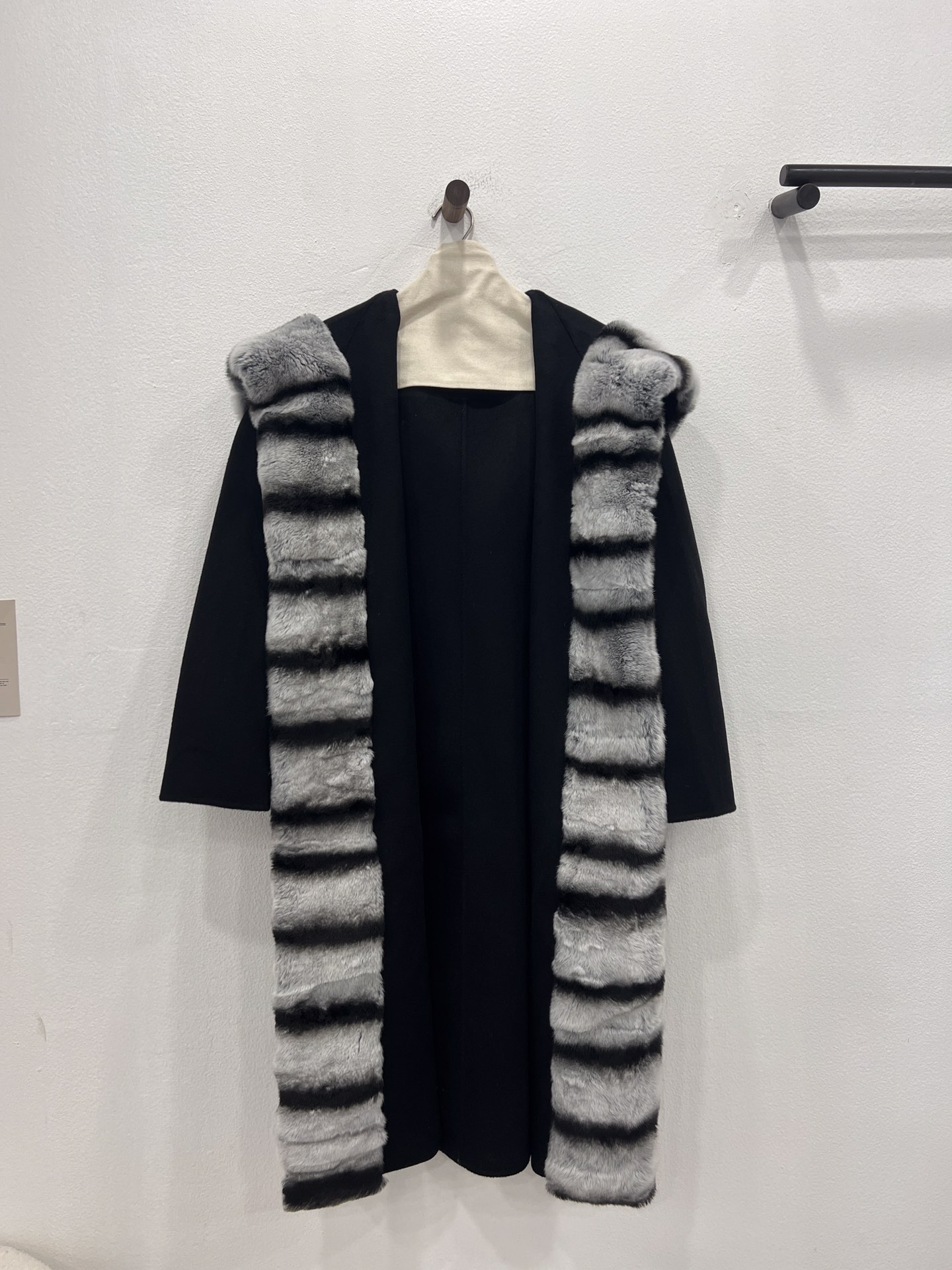 Manteau Loro Piana en Laine et Fourrure de Lapin Rex avec Capuche, Collection Automne/Hiver 2025