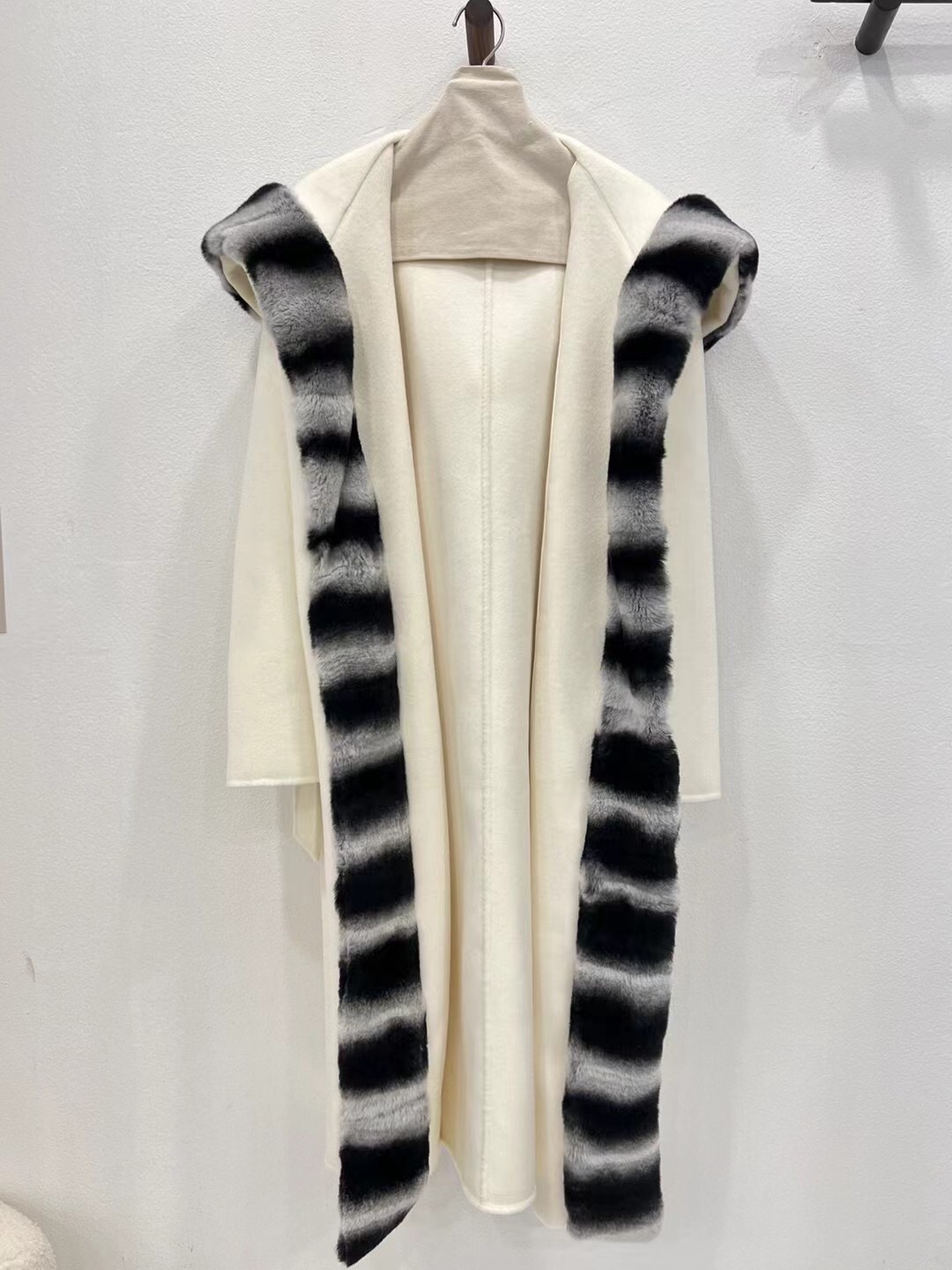 NO:636986,The new autumn and winter hooded rex rabbit fur collar coat [milk white] invites you to appreciate the details. It is made of Australian sheep wool fabric, which feels soft and waxy against the skin. The mid-length H-shaped silhouette has a smooth and chic feeling. The full hemming process on the inside restores the original texture 1:1. If you want a high-quality product, the soul lies in the large rex rabbit fur hooded collar. The double-layer design of the hat does not appear thin and adds texture.  Imported rex rabbit fur is selected for fixed color and dyeing to produce a chinchilla effect. Every detail is luxurious and extreme. The real low-key shows strength, women's clothing, hats, alexander wang19860909秋冬新款连帽獭兔毛领大衣【奶白色】细节邀您鉴赏 选用澳洲绵羊毛面料 手感软糯贴肤 中长H型衣廓 有着一气呵成的的利落态和潇洒感 内里全包边工艺1:1还原原版质感 要高货的来 灵魂之处在于领口獭兔毛大连帽 帽子双层设计不显单薄更显质感 选用进口獭兔毛进行定色定染所出龙猫效果 每一处细节尽是奢华尽是极致 真正的低调显实力,女装,hats,alexander wang,Women's clothing