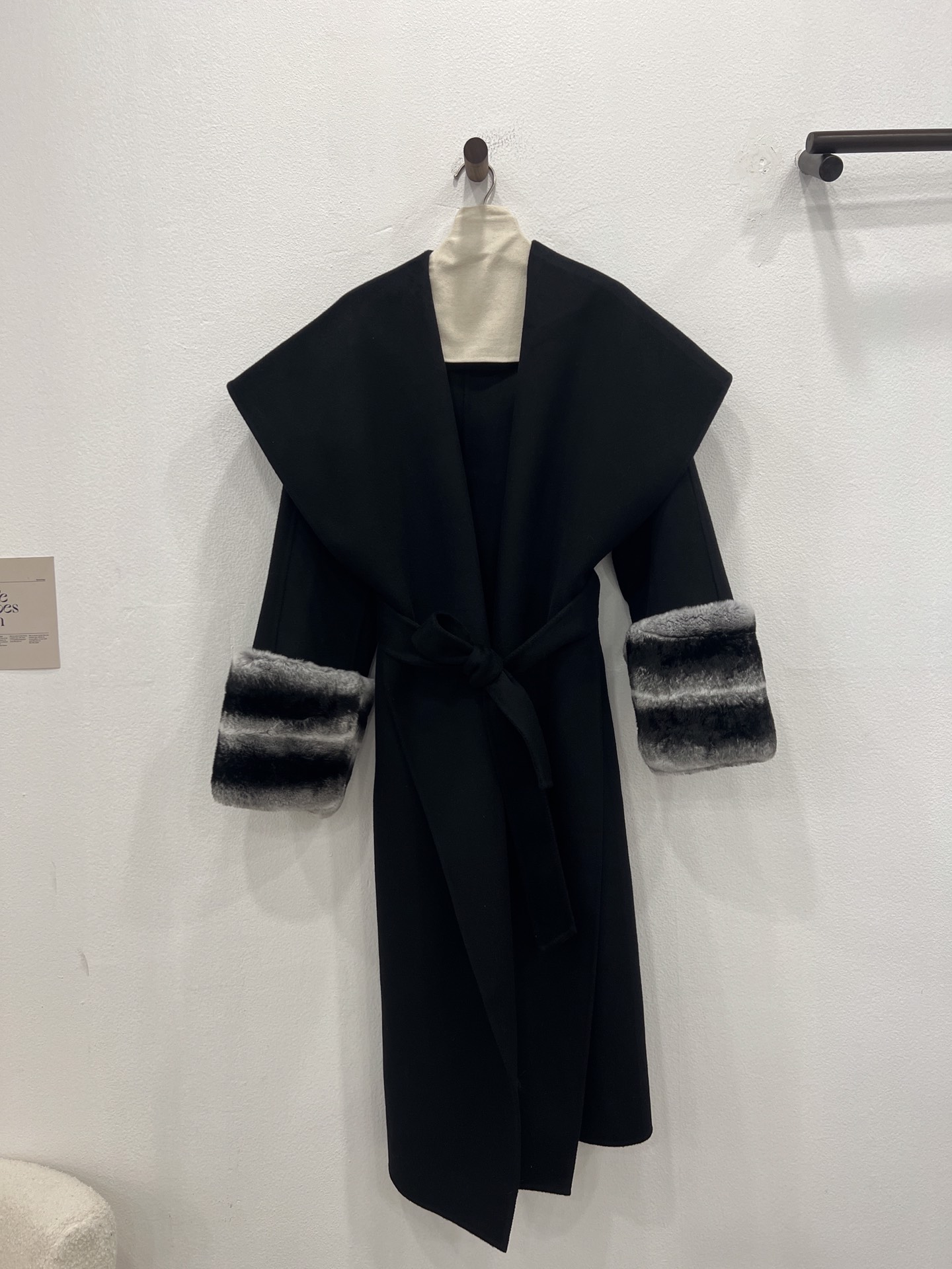 NO:636980,The 2025 new Rex Rabbit fur collar coat with sleeves [elegant black] invites you to appreciate the details. It is made of imported Australian virgin wool fabric, which feels soft and delicate. It is matched with an imported rex rabbit fur collar dyed with imitation chinchilla. The fur is smooth and soft. Every gesture is full of nobility, women's clothing, alexander wang198609092025年新款獭兔袖边毛领大衣【典雅黑】细节邀您鉴赏 选用进口澳洲初剪羊毛面料 手感软糯细腻 搭配进口仿龙猫染色的獭兔毛领 毛毛顺滑柔软 举手投足尽是贵气满满,女装,alexander wang,Women's clothing