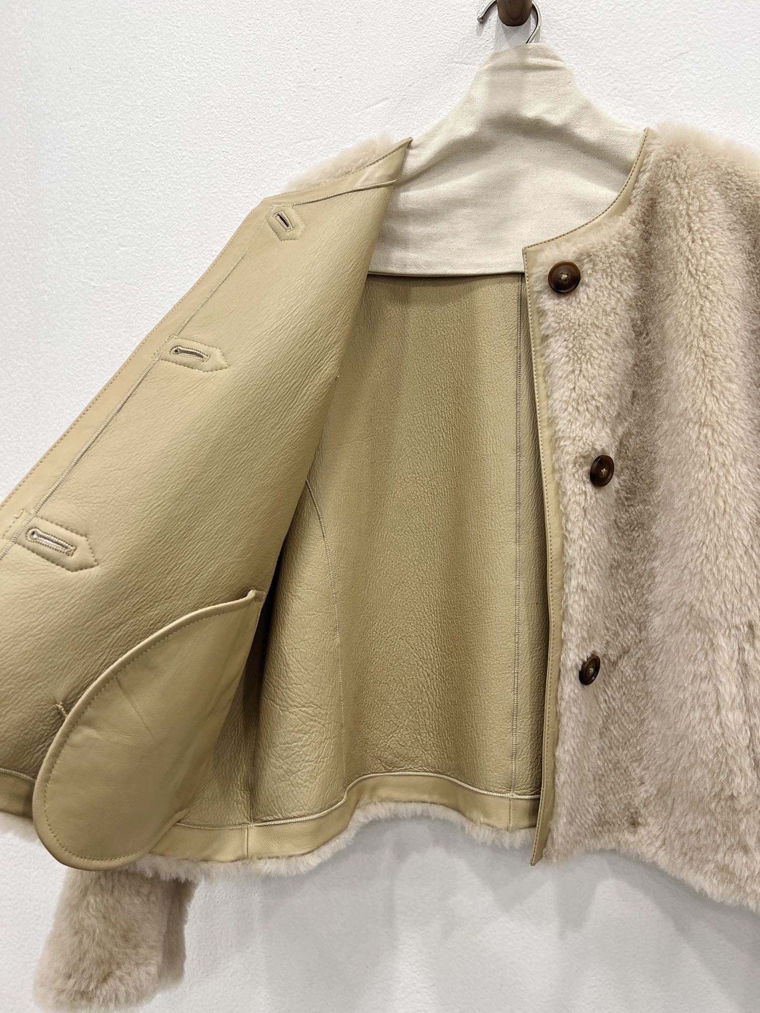 Max Mara Single-Rate Female Suit with New Coat: Melinou Wool, Leather, Velvet Details - 图片 5