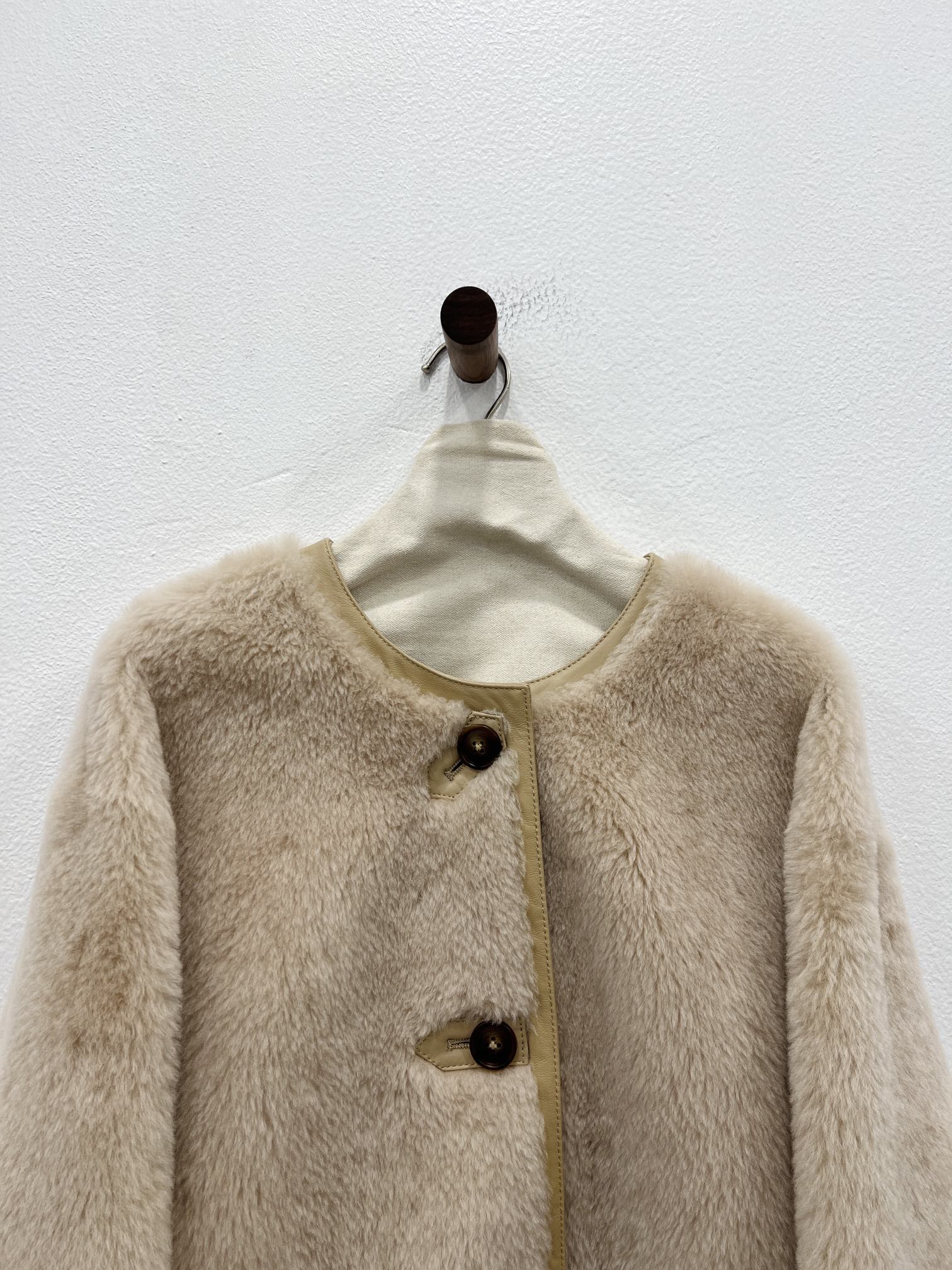 Max Mara Single-Rate Female Suit with New Coat: Melinou Wool, Leather, Velvet Details - 图片 2